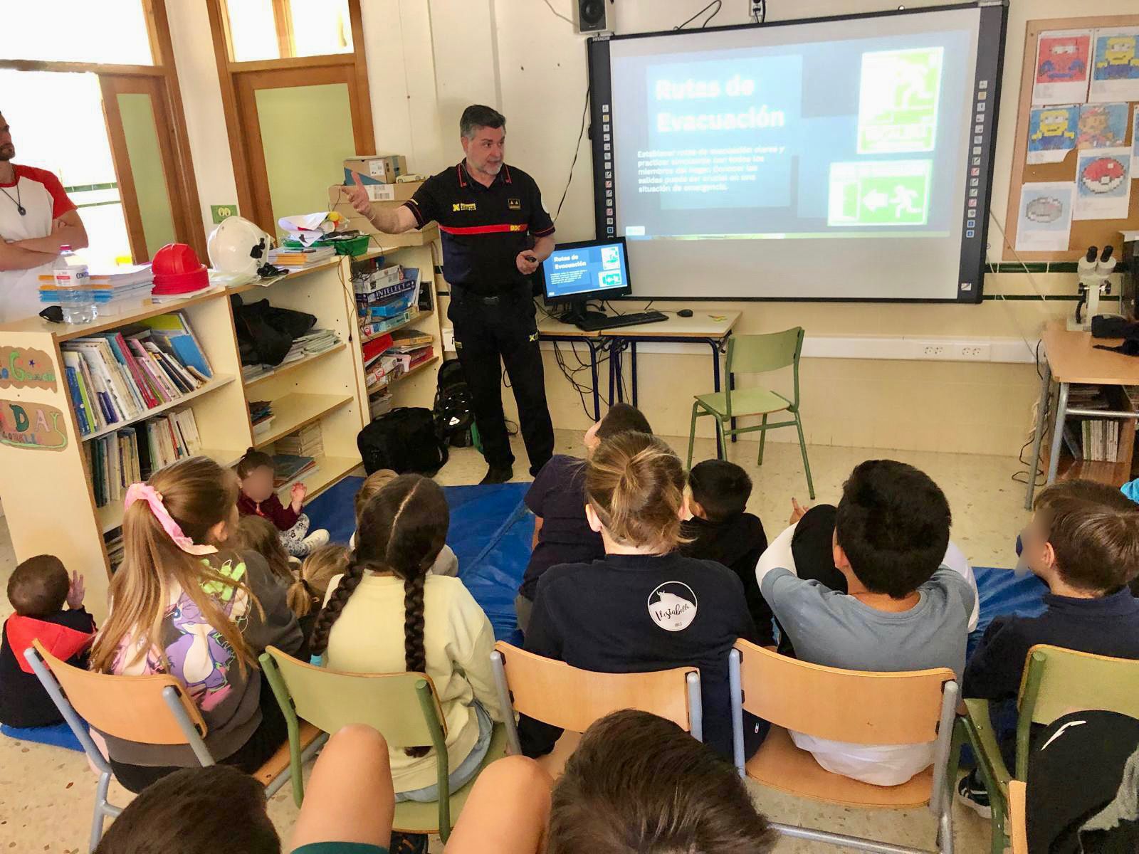 Unitat de Divulgació i Prevenció del Consorci Provincial de Bombers de Castelló en una aula