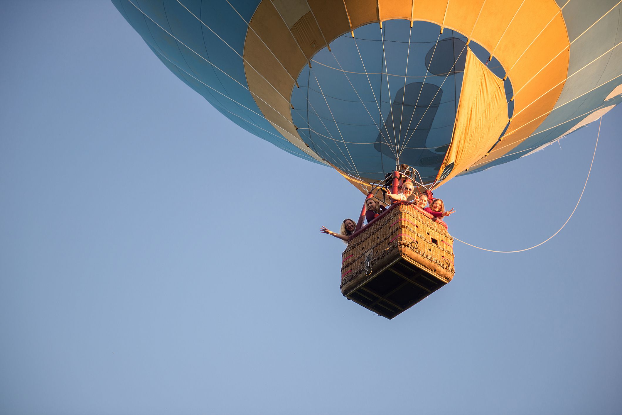 Una família en un globus aerostàtic