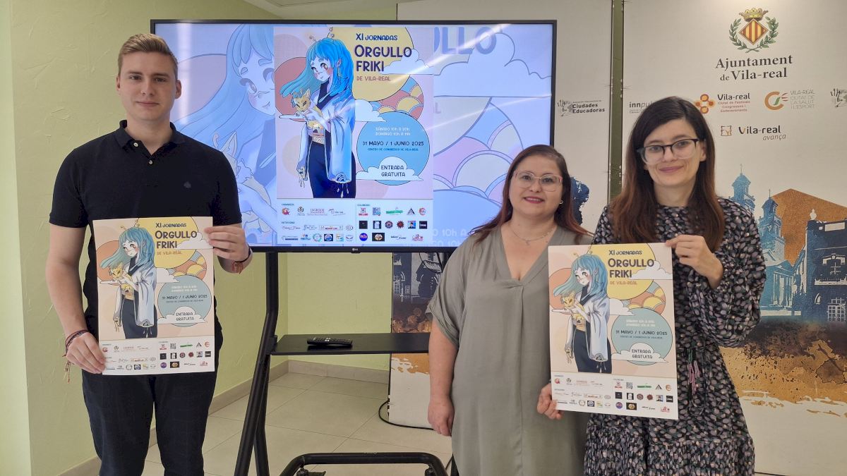 El edil de Juventud, Javier López, acompañado por Desirée Díaz, presidenta, y Tamara Bartoll, secretaria de la entidad organizadora