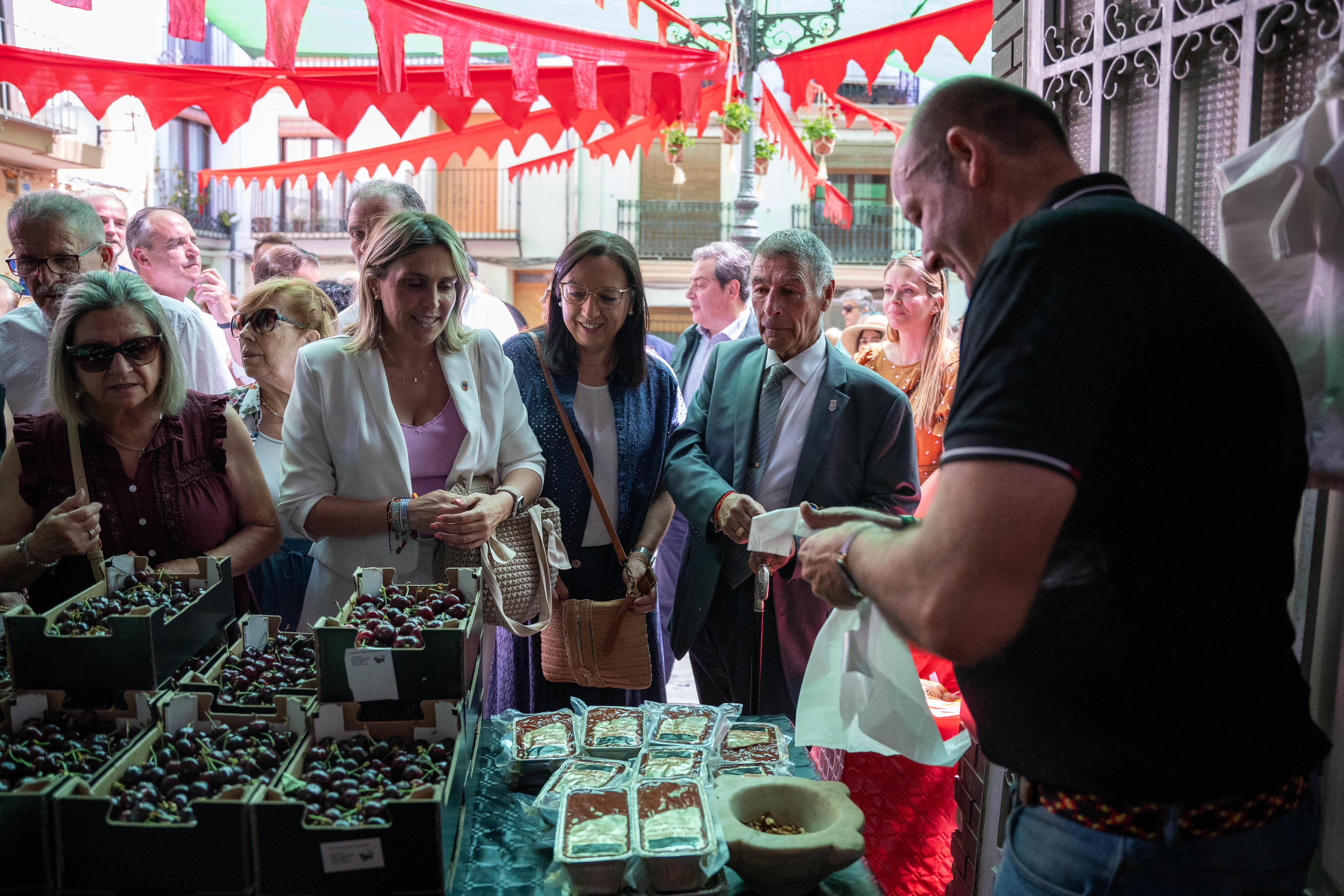 La presidenta de la Diputación de Castellón, Marta Barrachina, en la Feria de la Cereza de Caudiel