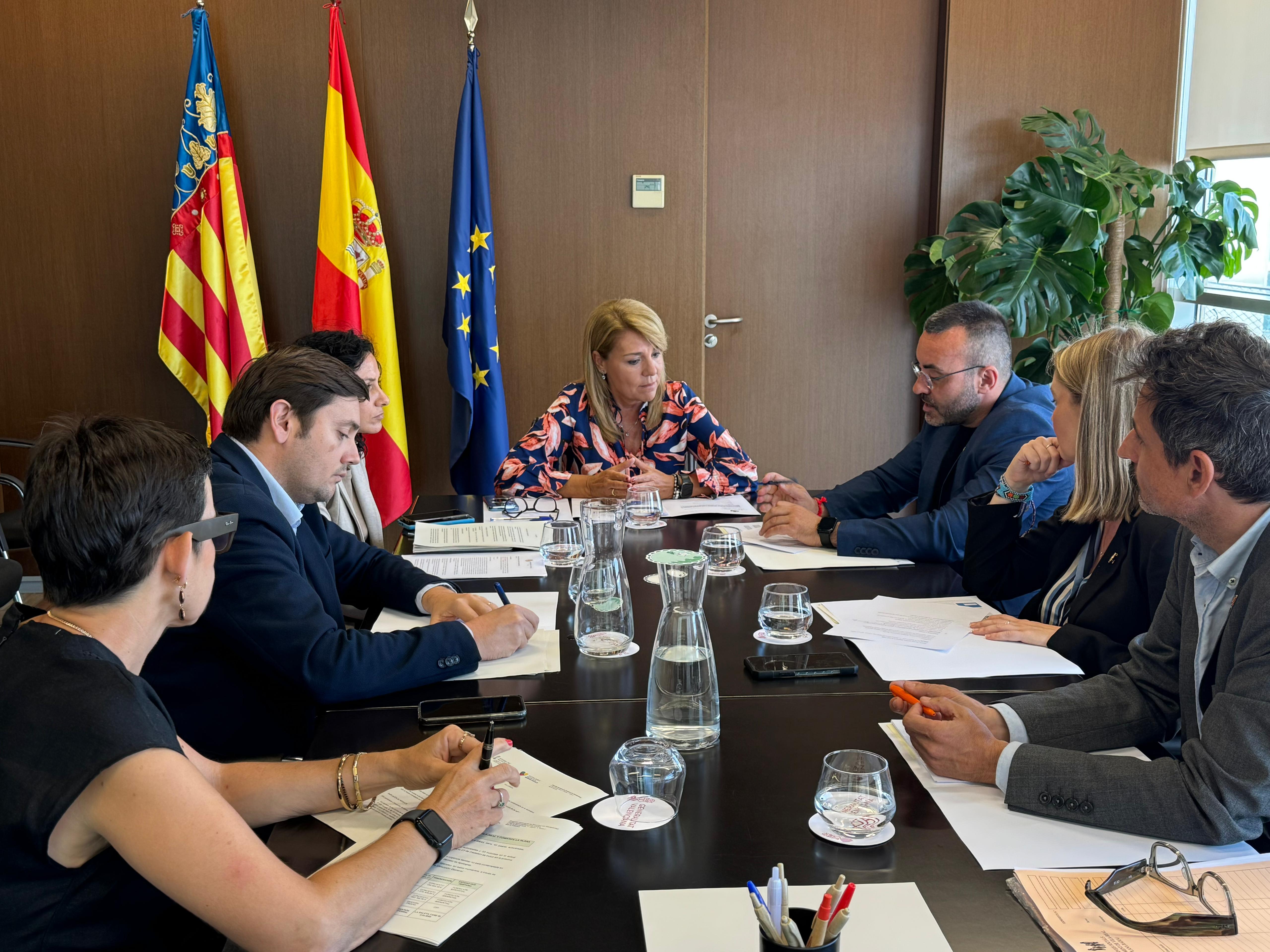 La vicepresidenta primera y consellera de Servicios Sociales, Igualdad y Vivienda, Susana Camarero, en una reunión con el alcalde de Vila-real, José Benlloch