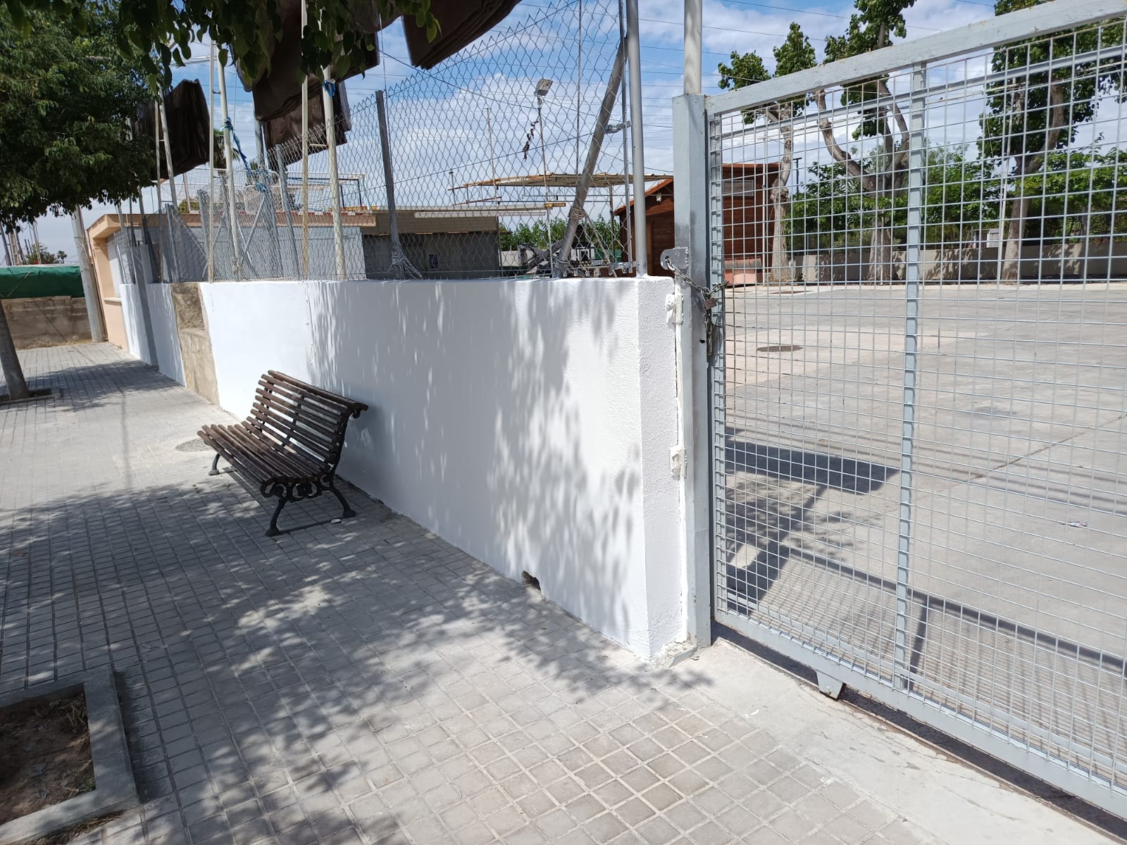 Burriana, a través del taller de empleo "Torre de la Mar", ha completado la reparación del muro y la sustitución de la valla de las antiguas escuelas de Santa Bárbara