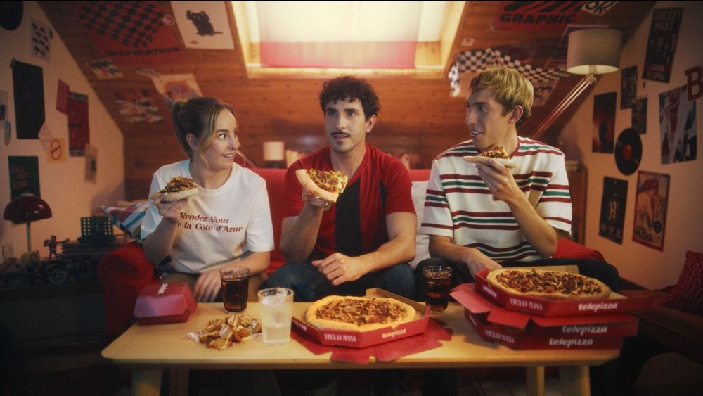 Un grupo de jóvenes disfruta de las nuevas 'Jugonas' de Telepizza Un grupo de jóvenes disfruta de las nuevas 'Jugonas' de Telepizza