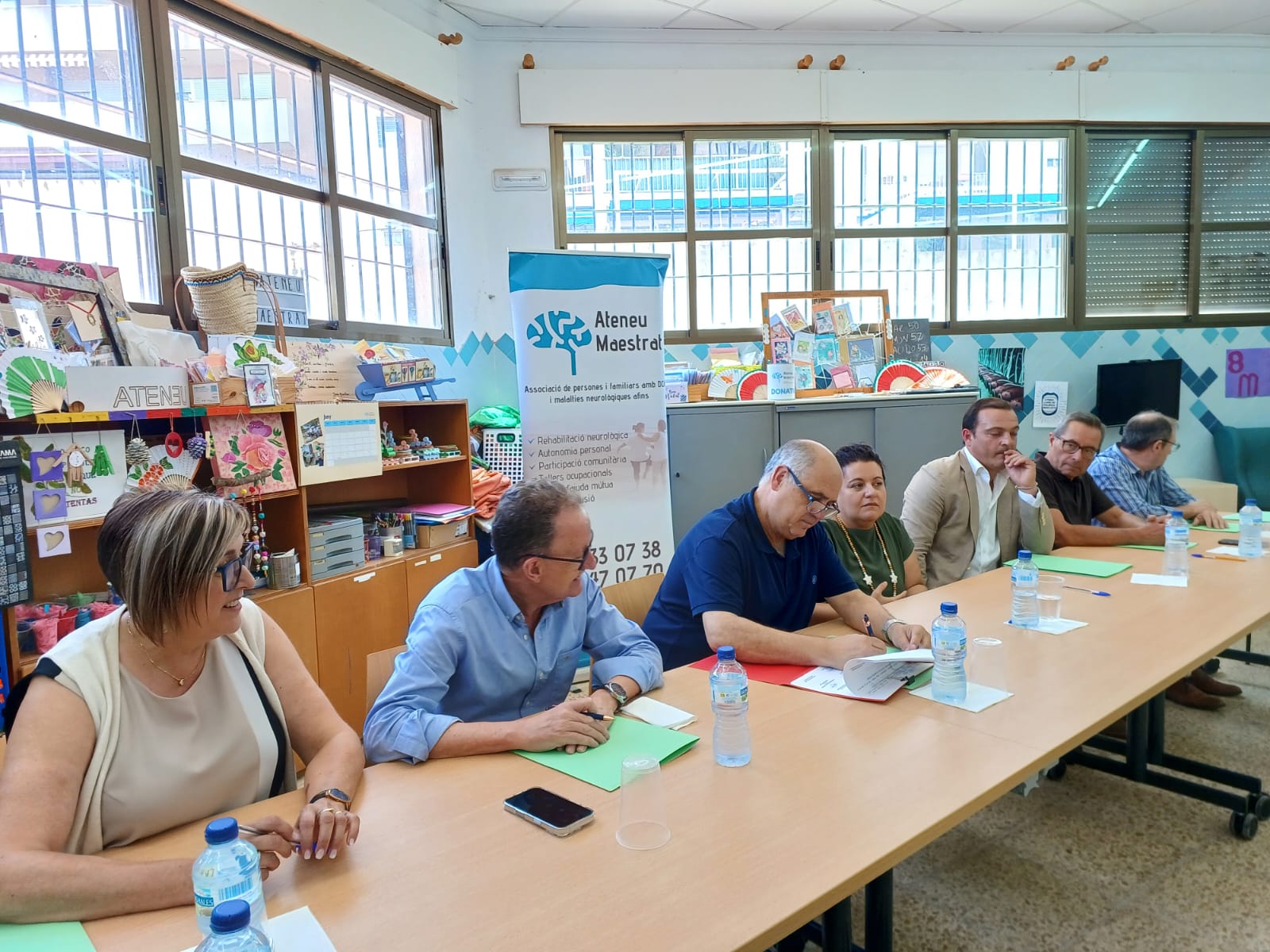 Siete ayuntamientos del Baix Maestrat han escenificado su compromiso con la Asociación de Daño Cerebral Ateneo Maestrat 