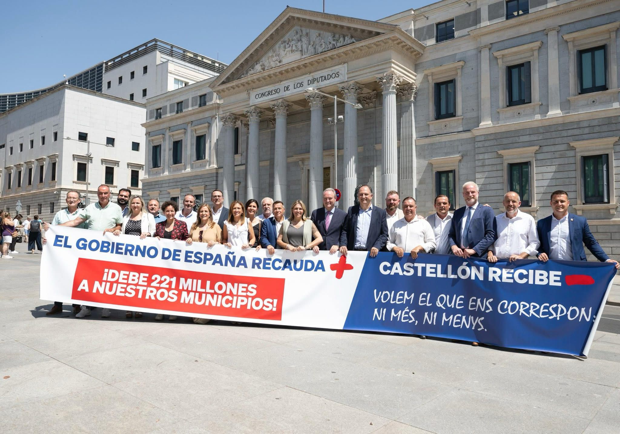 Alcaldes y alcaldesas frente al Congreso de los Diputados