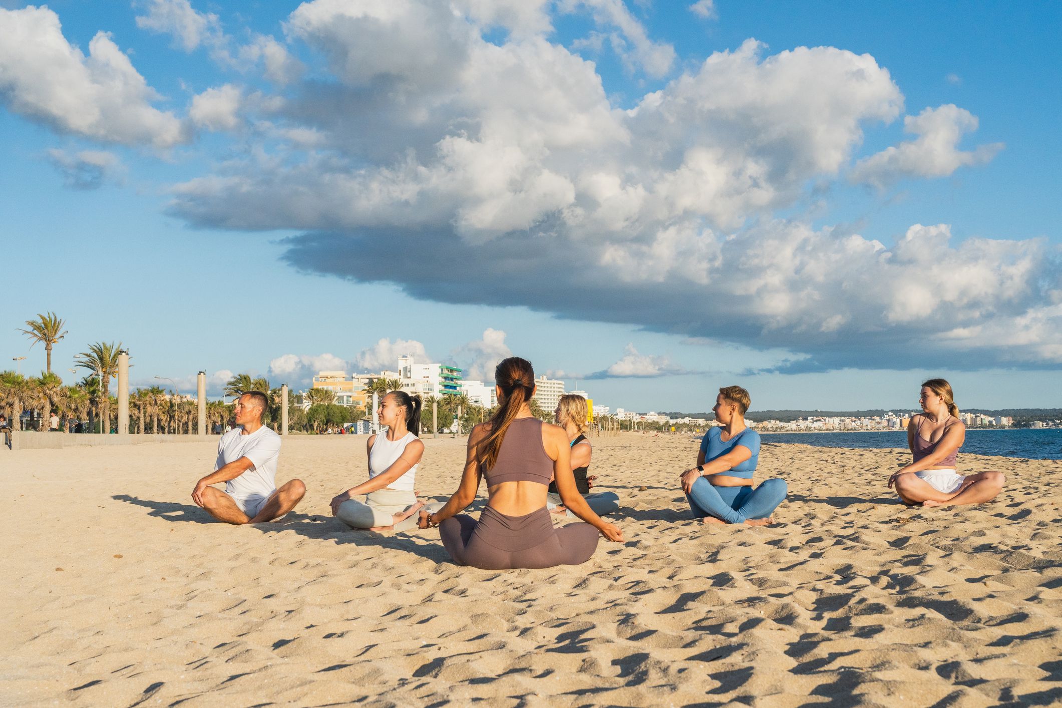 Un grup de persones fa exercici en una platja - Foto: GettyImages 