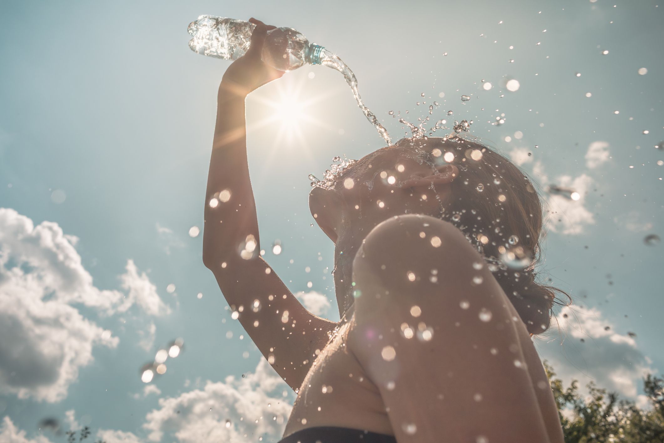Una dona es refresca per la calor en Castelló
