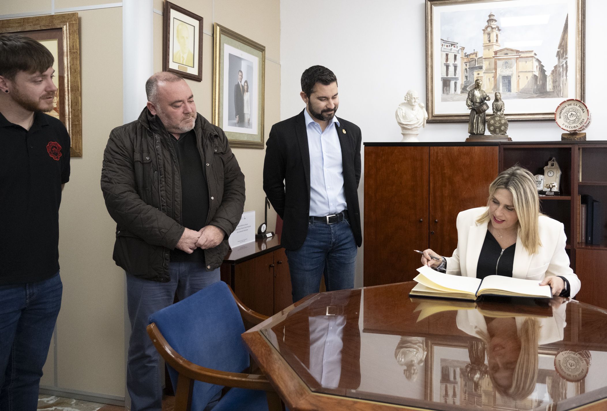 Marta Barrachina al costat de Samuel Falomir i altres regidors de l'Alcora
