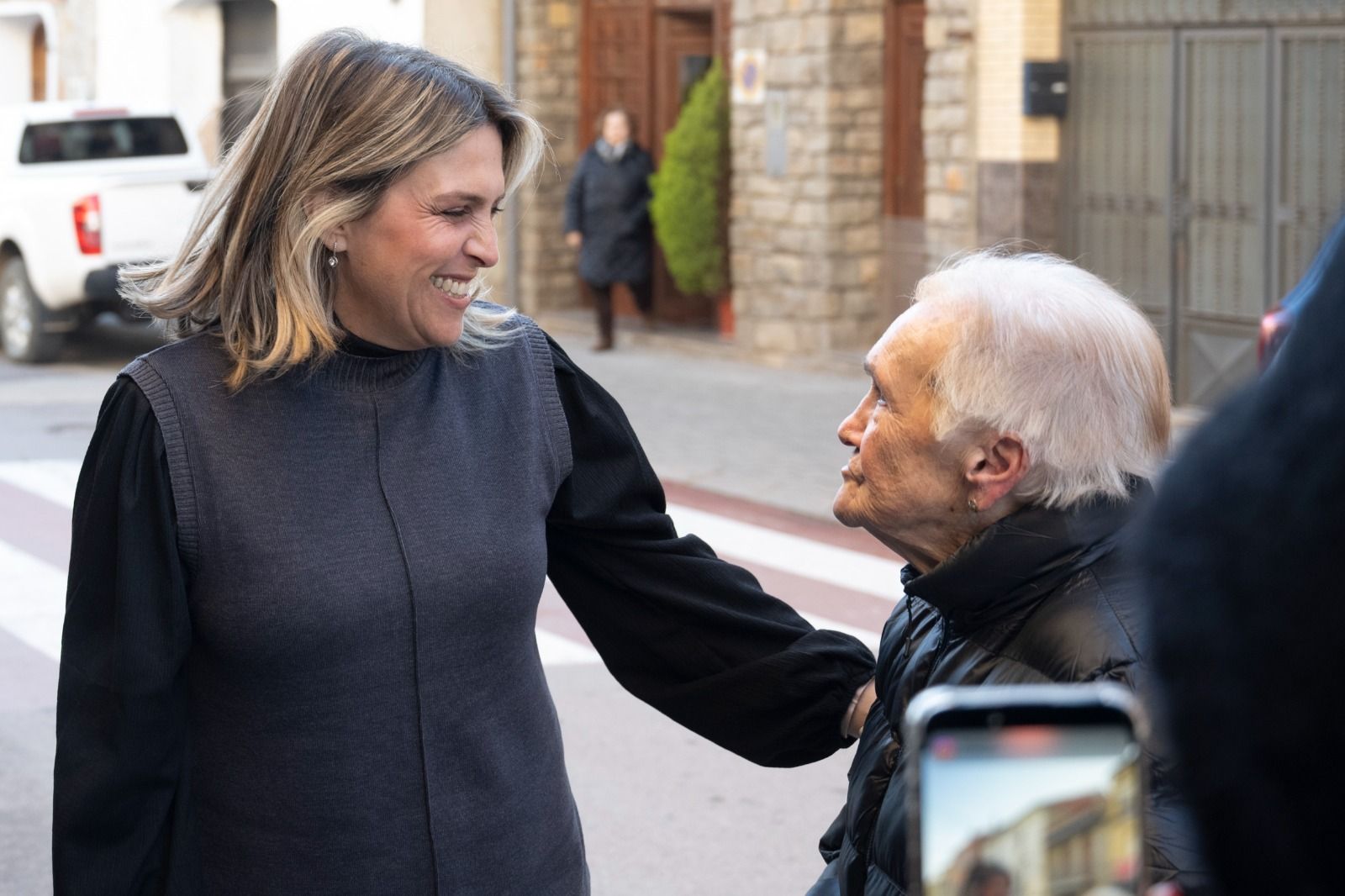 Marta Barrachina al costat d'una dona major a Castelló