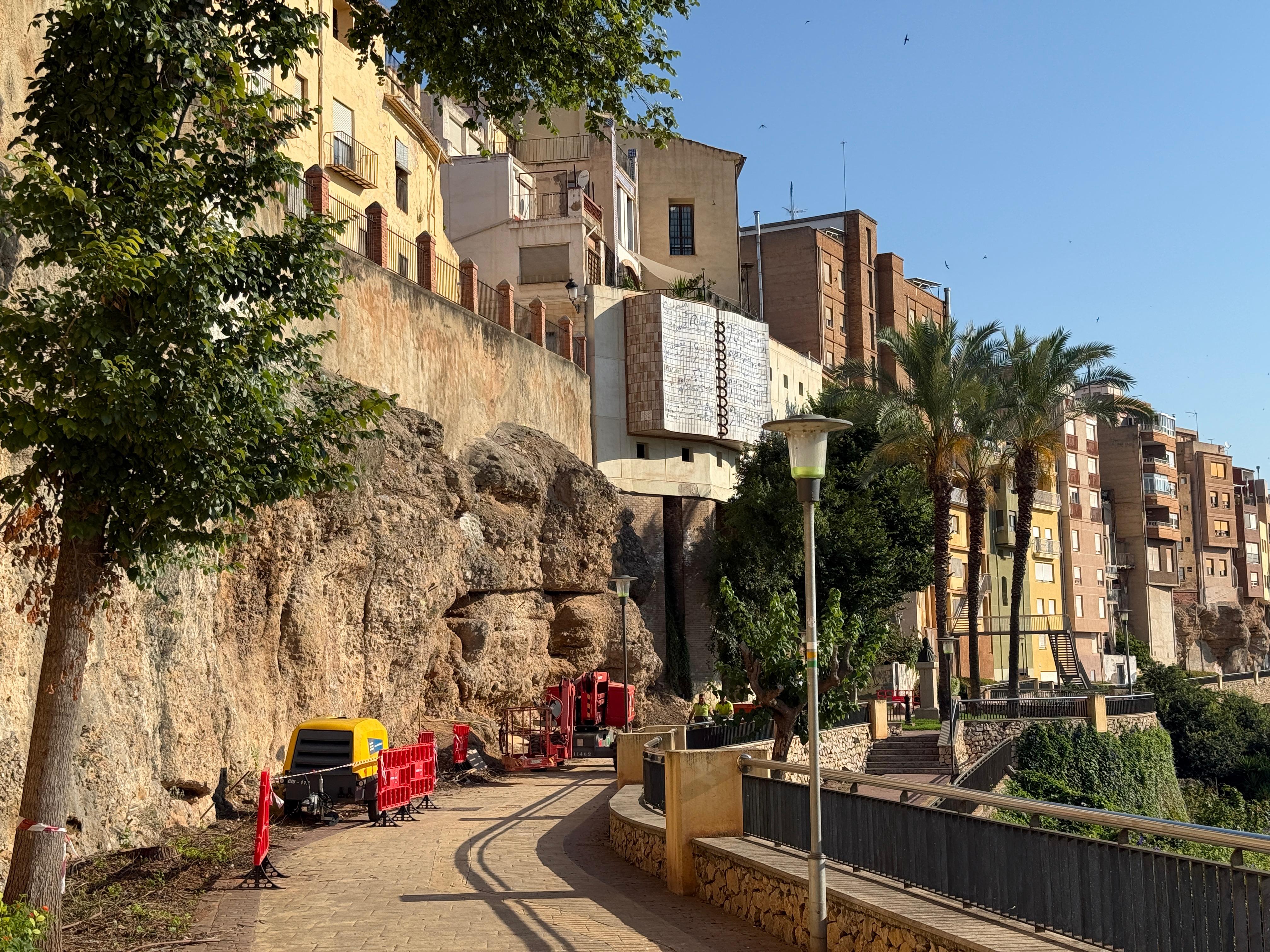L'Alcora actua en el talús del passeig de Baix la Vila per a garantir la seguretat i preservar el patrimoni històric