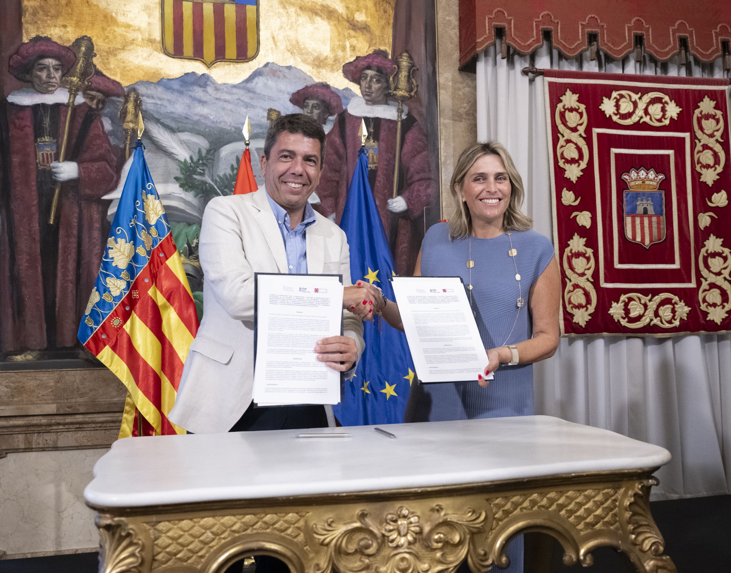 Marta Barrachina i Carlos Mazón en la firma del conveni sobre depuració aigües