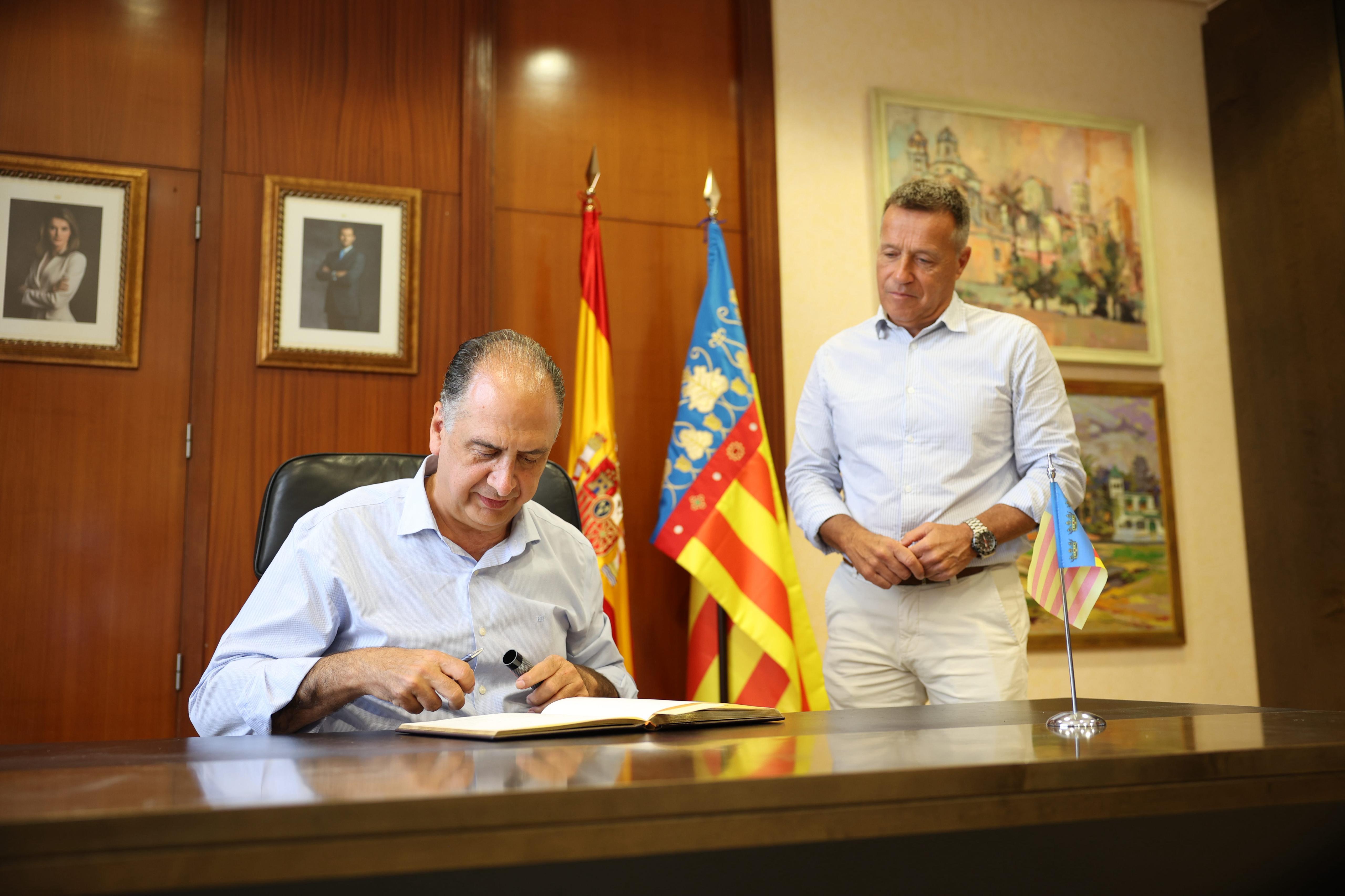L'alcalde de Burriana, Jorge Monferrer, junt amb el conseller d'Emergències, Juan Carlos Valderrama