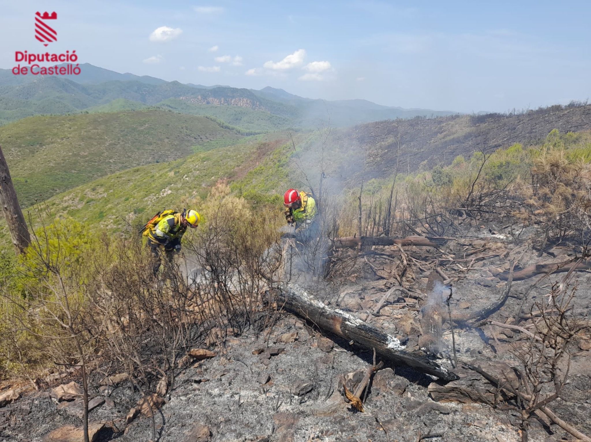 Bomberos trabajan en el incendio forestal de Artana