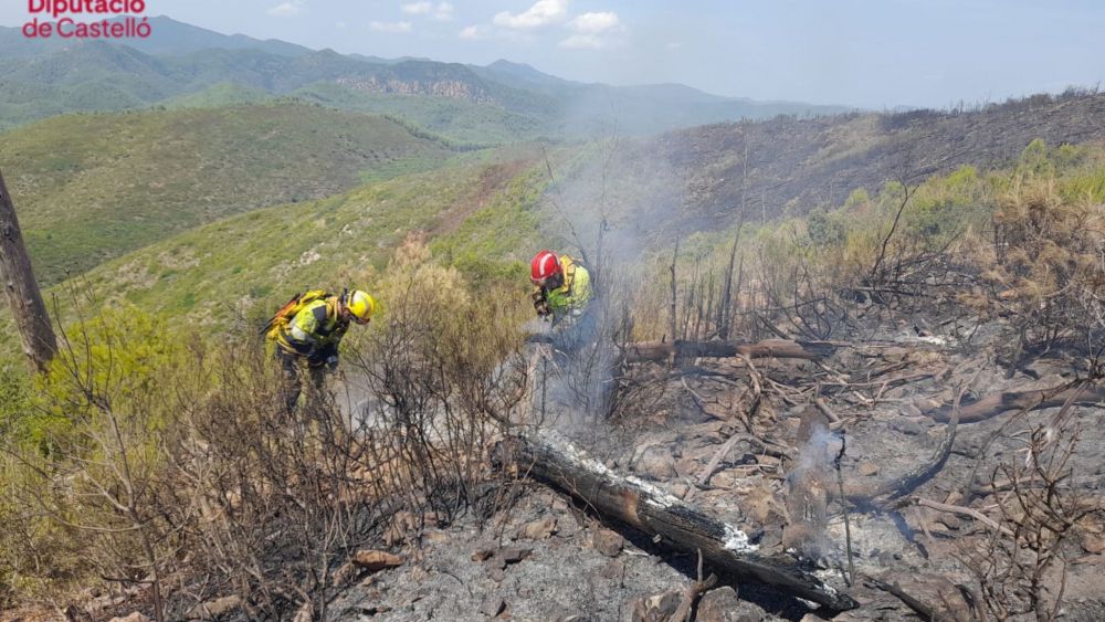 Bomberos trabajan en el incendio forestal de Artana