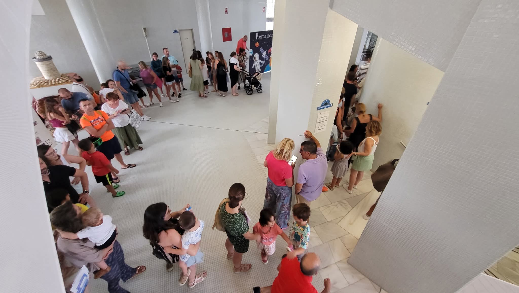 Colas de entrada al Planetario de Castellón durante el verano
