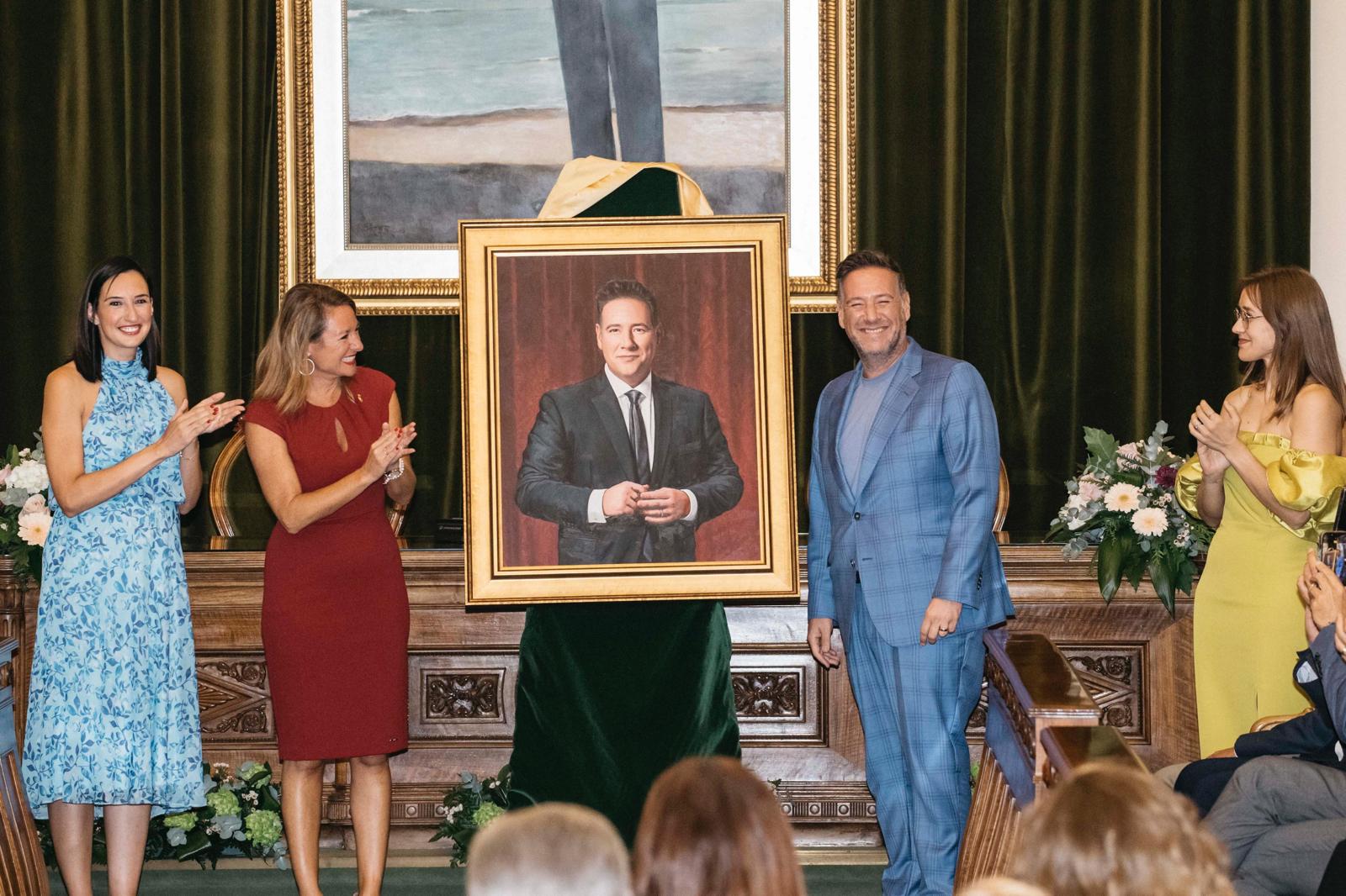 Presentación del cuadro de Carlos Latre como Hijo Predilecto de Castellón