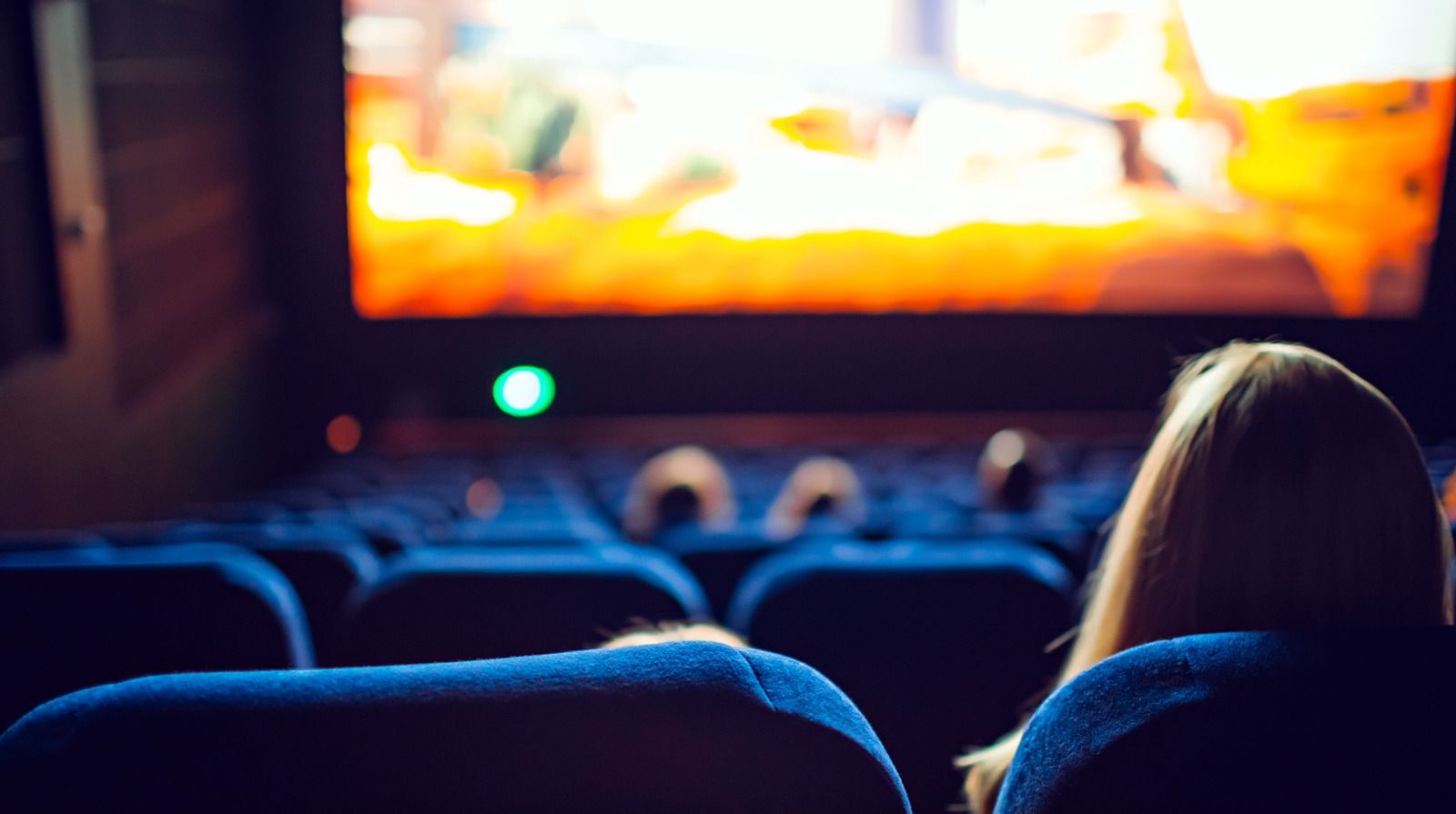 Una dona gaudix d'una pel·lícula en un cinema en Castelló