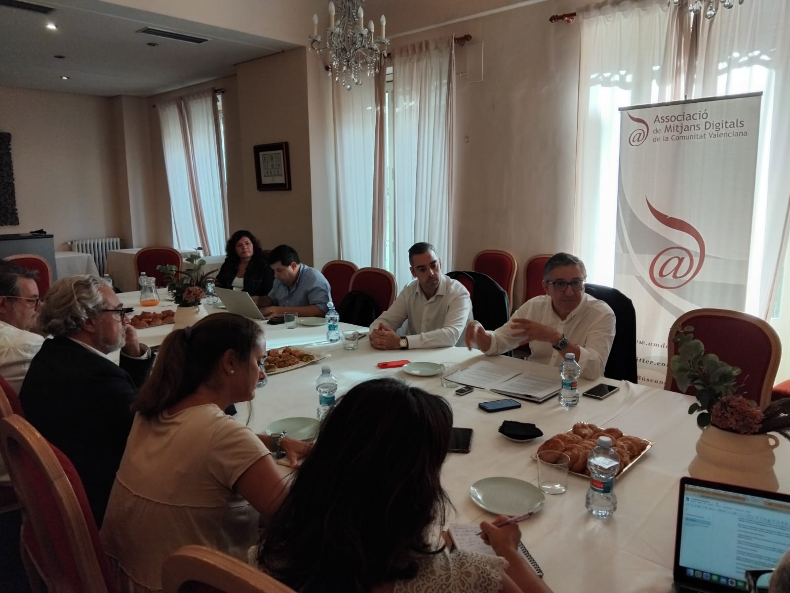 Desdejuni informatiu de l'AMDCOMVAL amb el Conseller d'Educació.