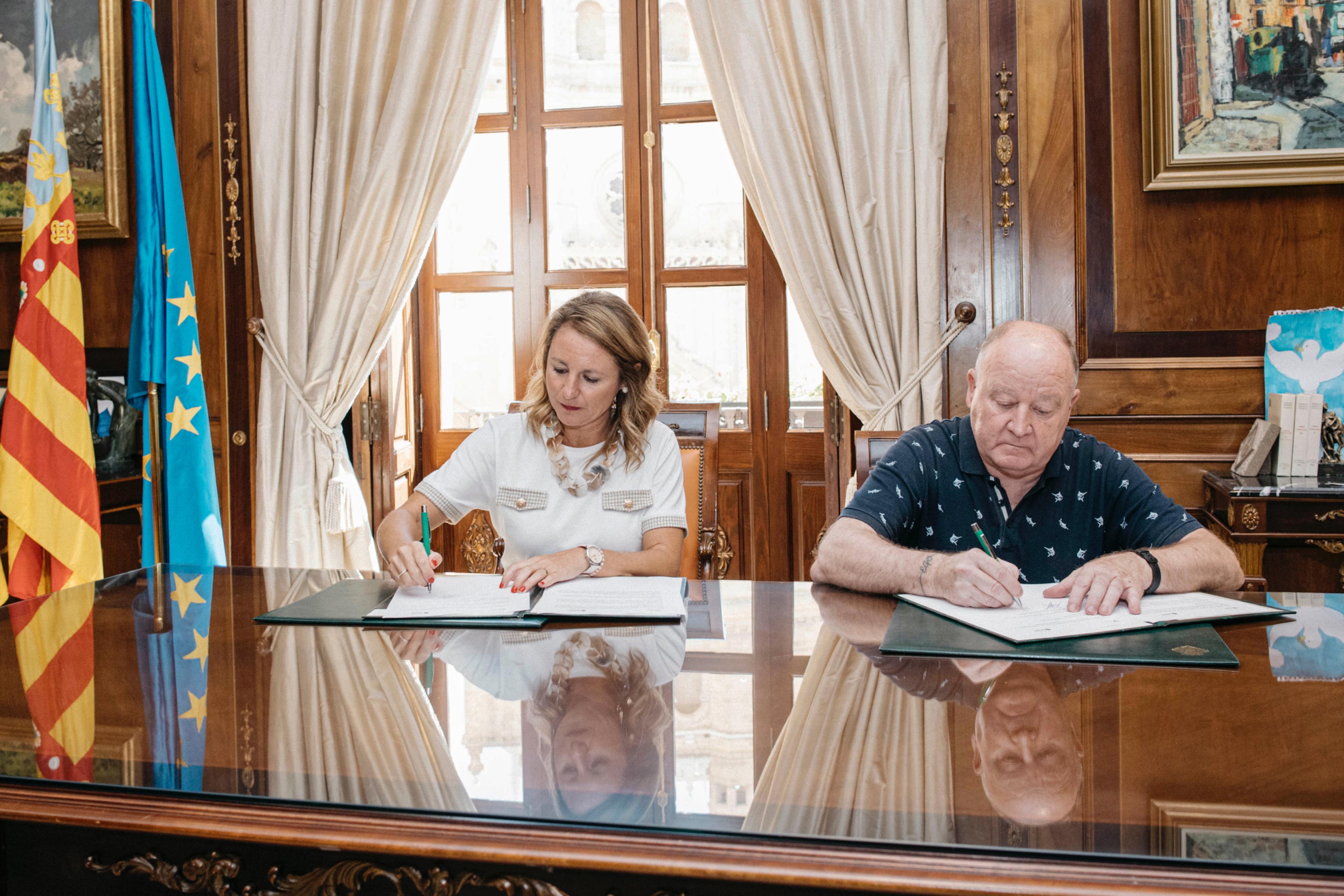 La alcaldesa de Castellón, Begoña Carrasco, firma el convenio con el Teléfono de la Esperanza