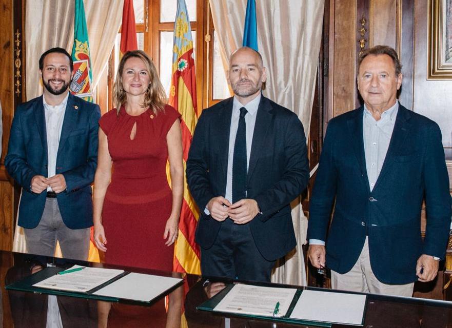 L'alcaldessa de Castelló, Begoña Carrasco, tancant un acord amb ASCER