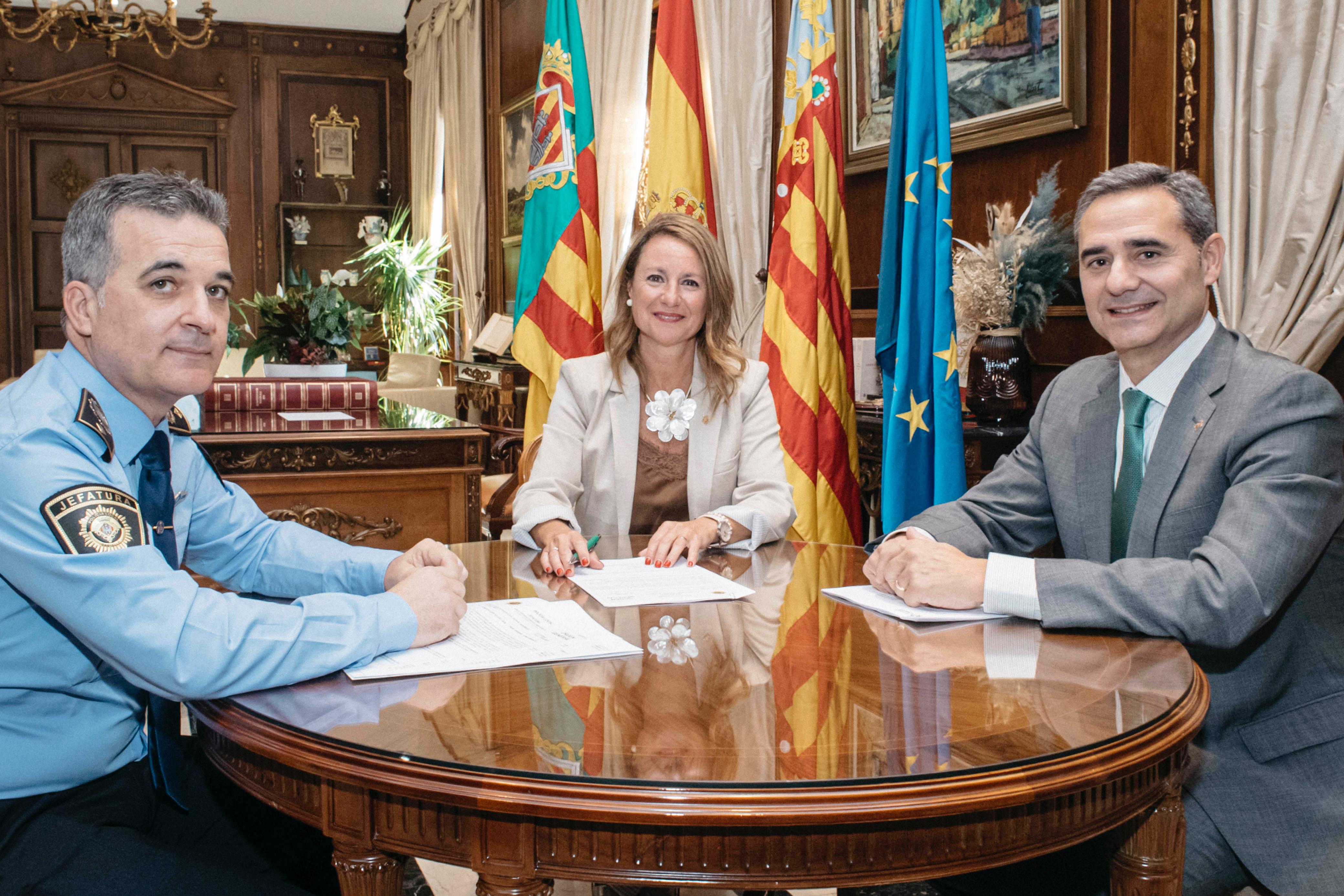L'alcaldessa de Castelló, Begoña Carrasco, davant la presència del regidor de Seguretat, Antonio Ortolá, i el Comissari Cap de la Policia Local, Francisco Catalán.