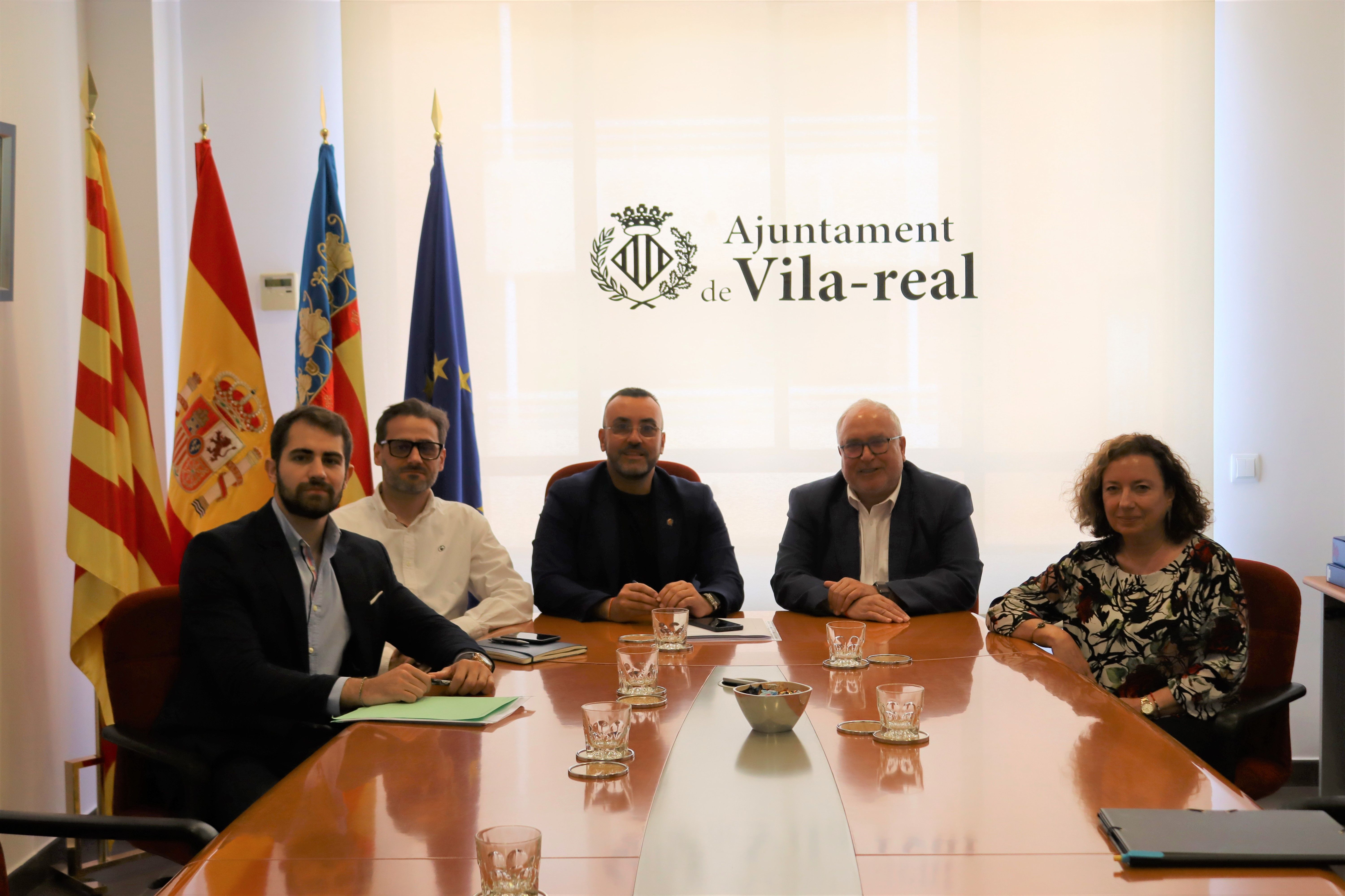 Darío Nieto (segon a la dreta de l'alcalde Benlloch) en una reunió el 2023