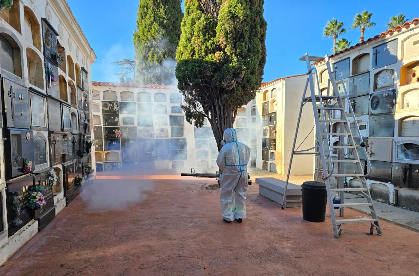 Labors de fumigació en el cementeri de Borriana
