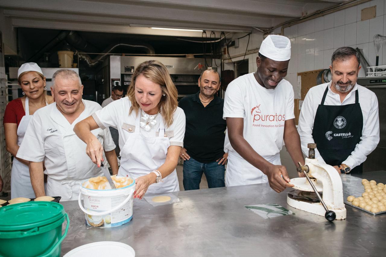 L'alcaldessa Begoña Carrasco en el curs de forn artesanal