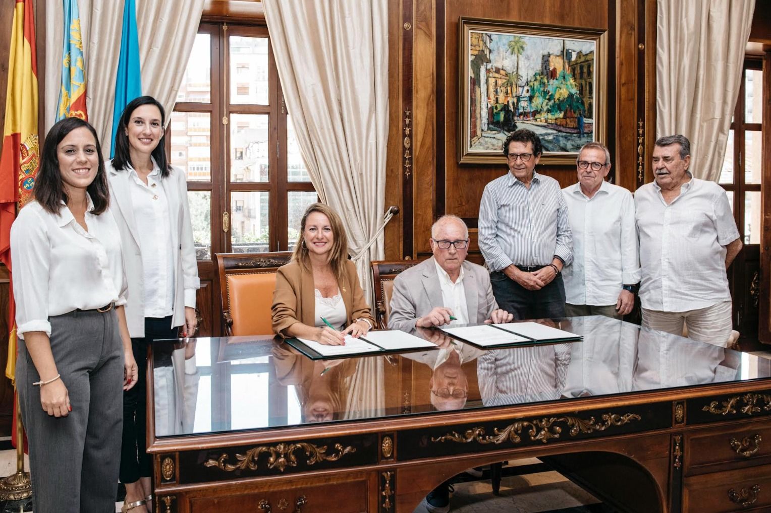 Begoña Carrasco firma l'acord de cessió de les peces de l'Associació Mar i Vent