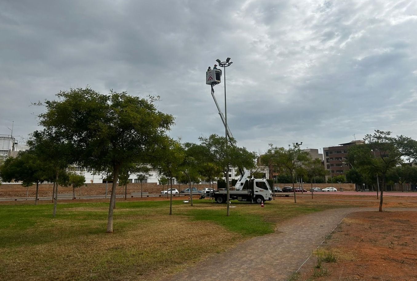 Reparació d'enllumenat a la Ciutat Esportiva de Vila-real