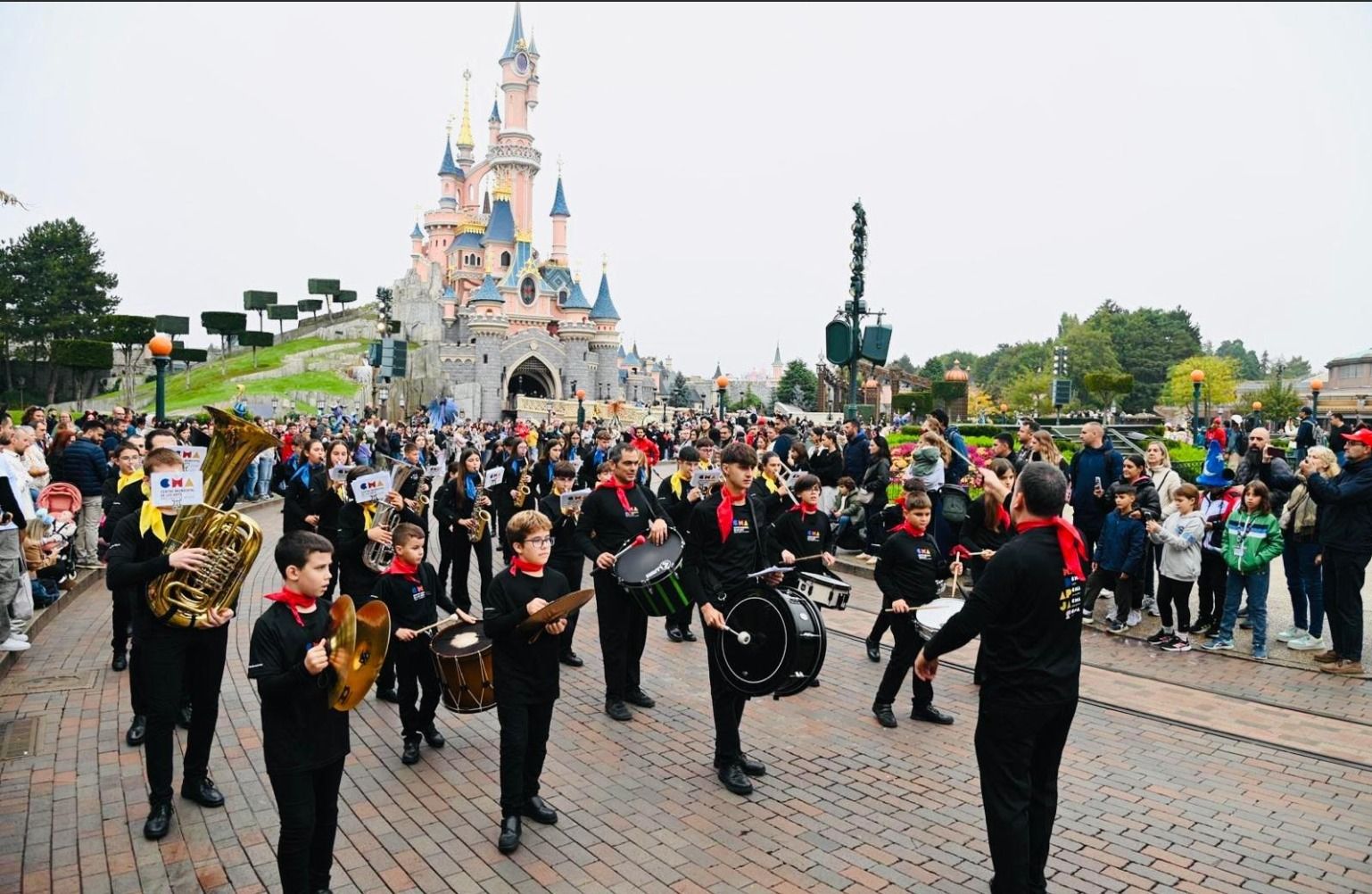 Desfile del Centre Municipal de les Arts de Burriana en Disney