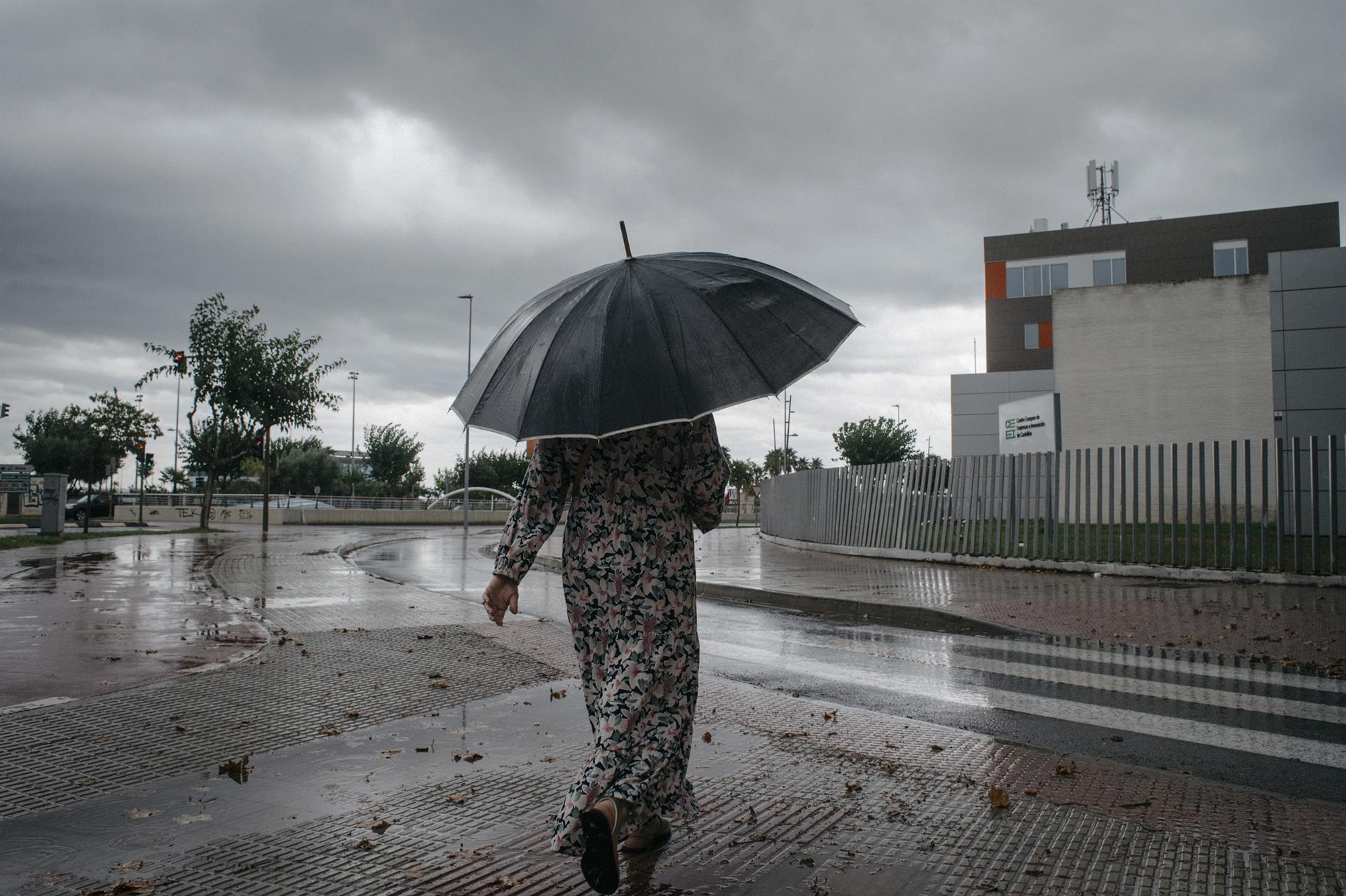 Una mujer camina bajo la lluvia en Castellón - Foto: Paco Poyato - Europa Press 