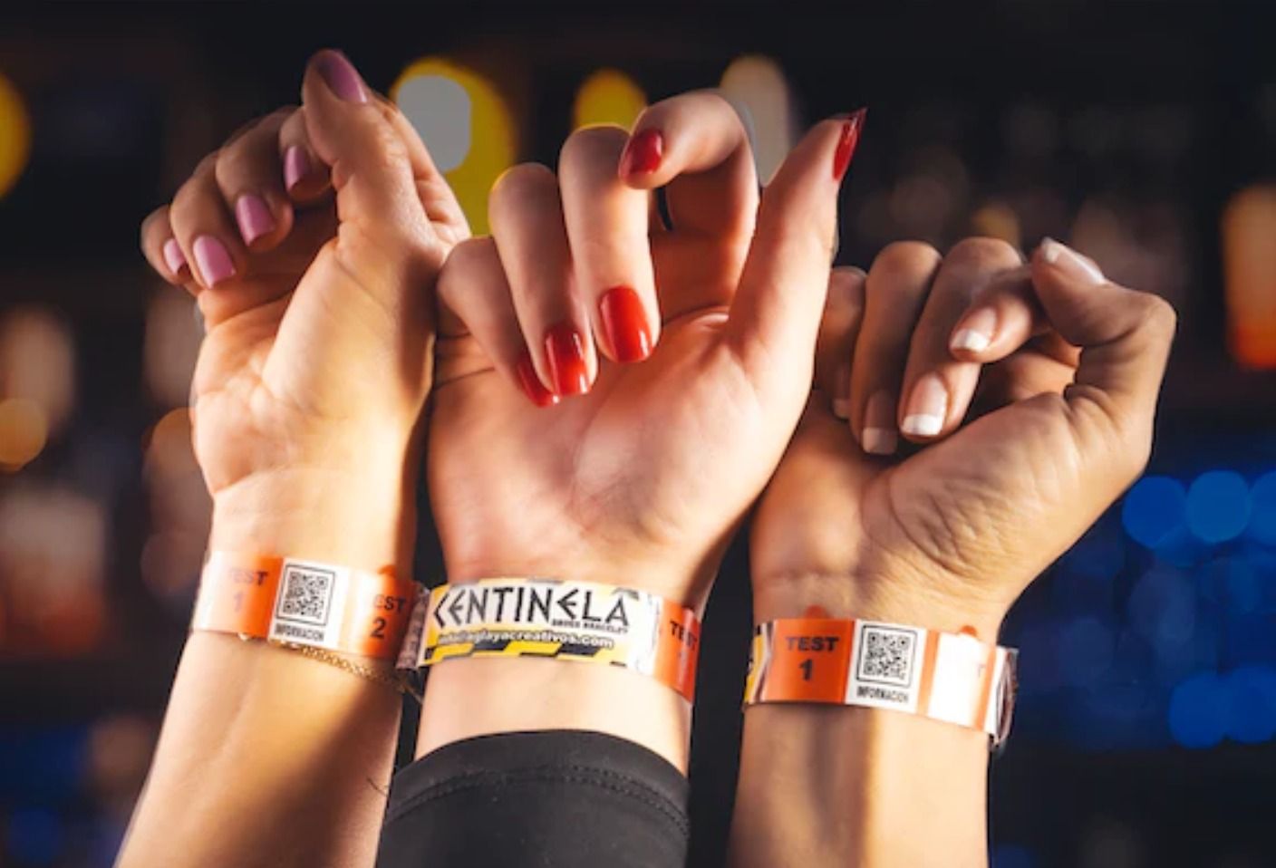 Diverses dones utilitzen una polsera sentinella