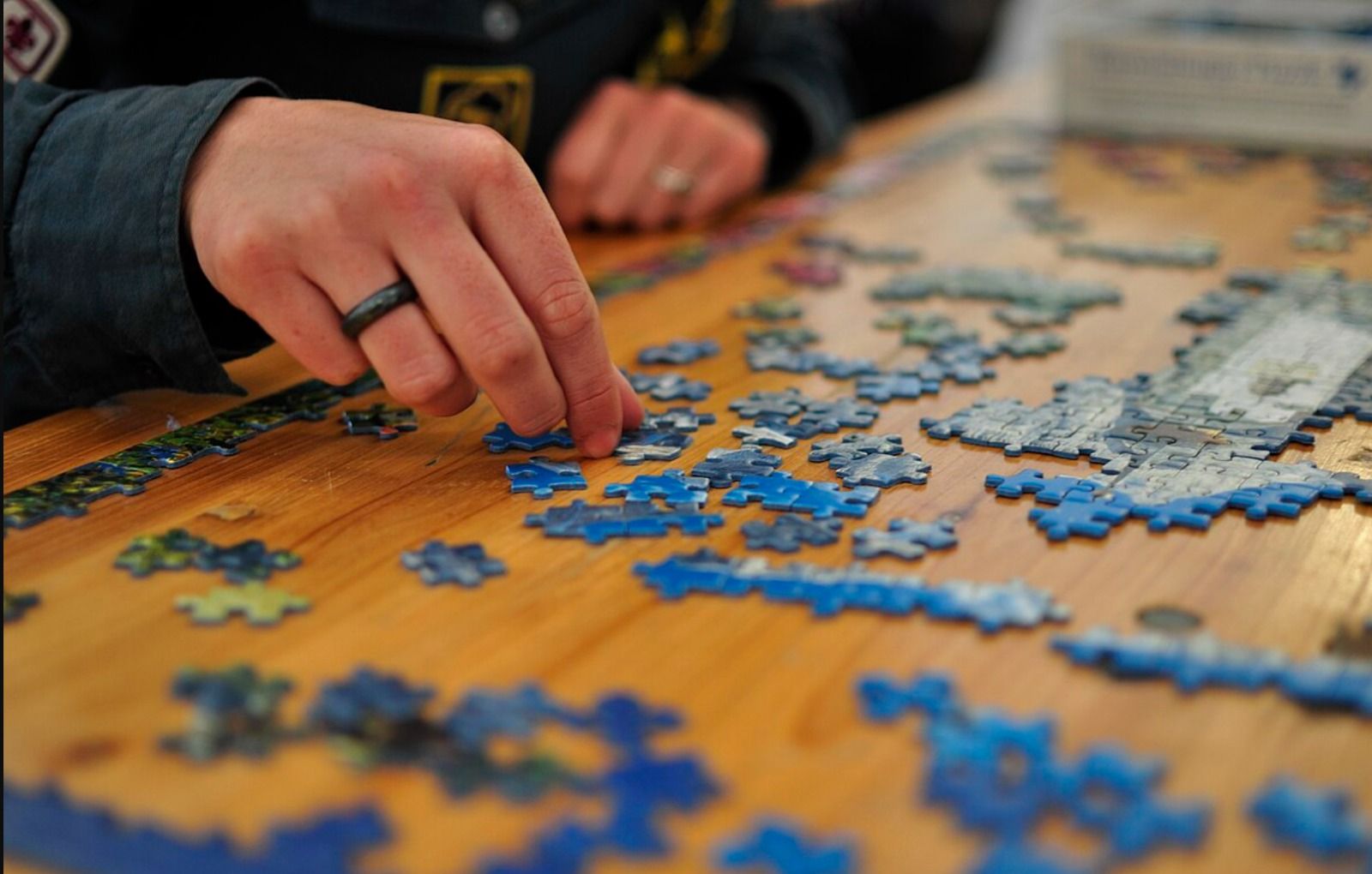 Una persona muntant un puzle