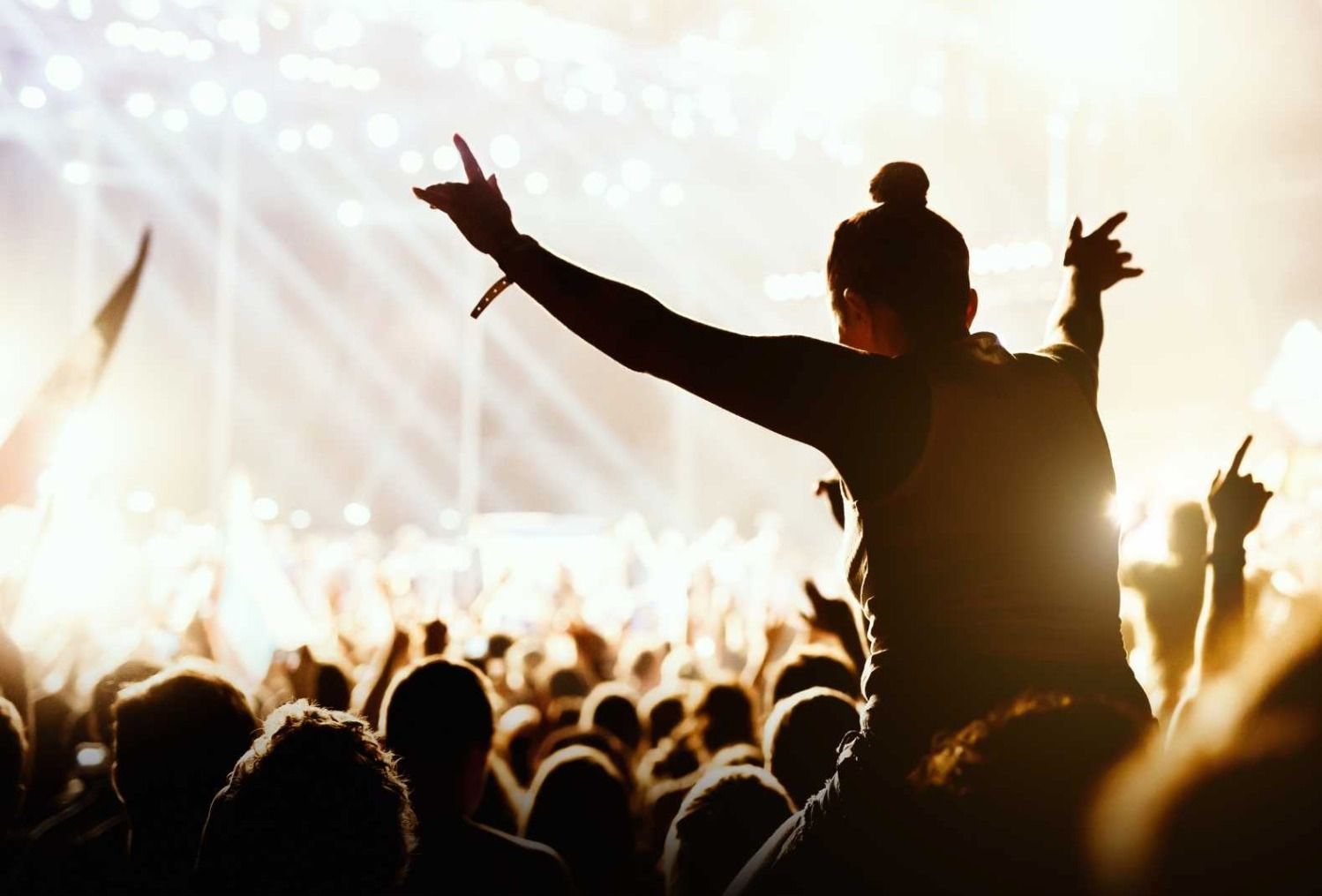 Una persona disfruta de un concierto en Castellón