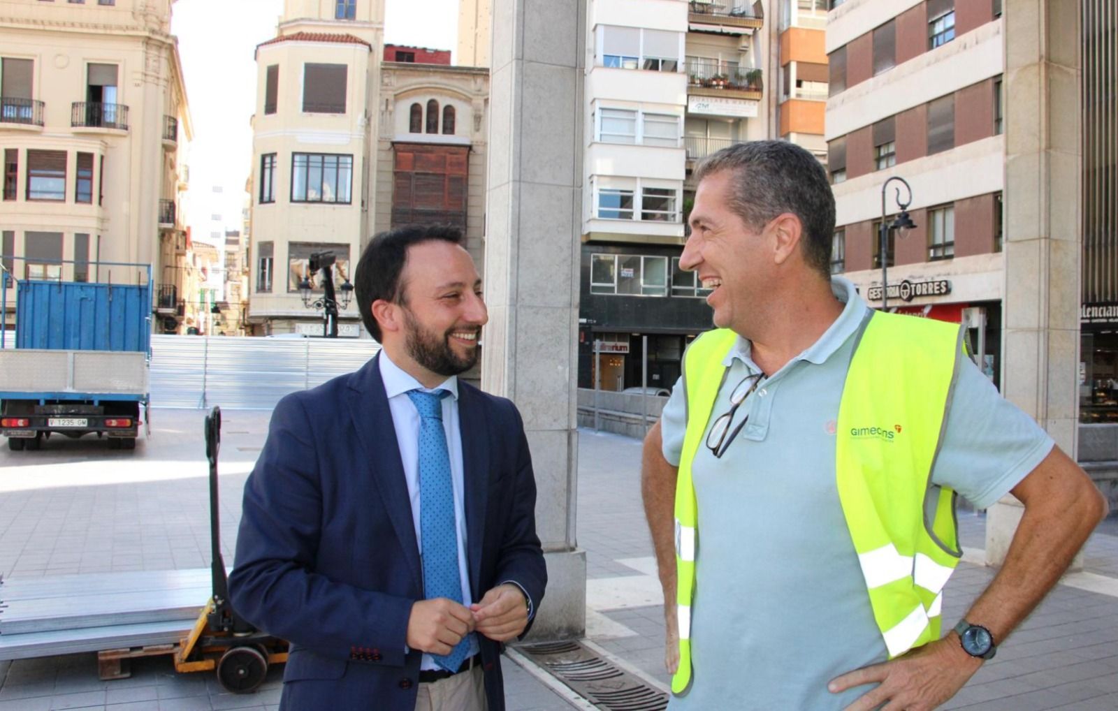 El regidor Sergio Toledo visites la instal·lació del tancat en la plaça Santa Clara
