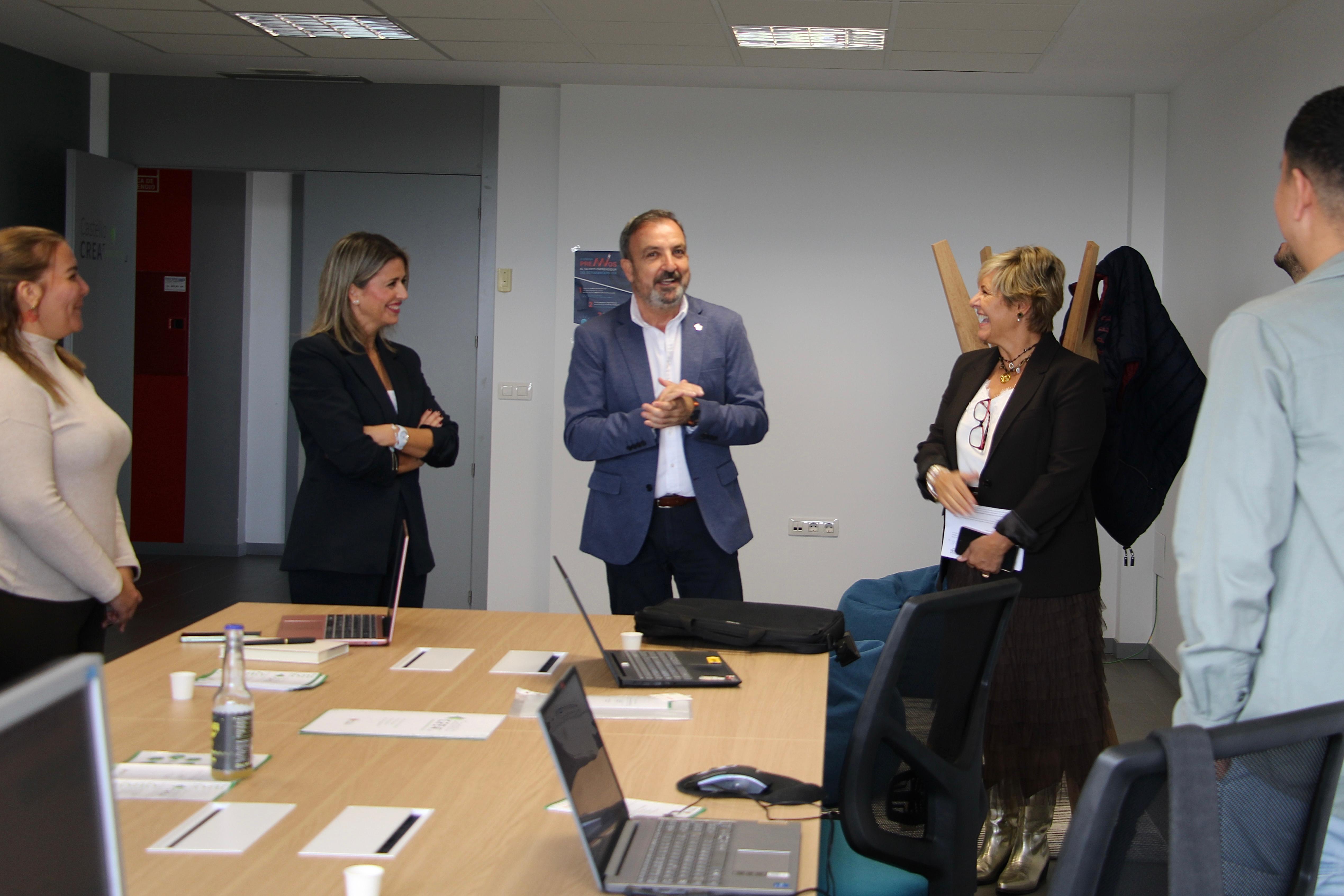 El regidor Juan Carlos Redondo visita el Cotreball al CIES de Castelló