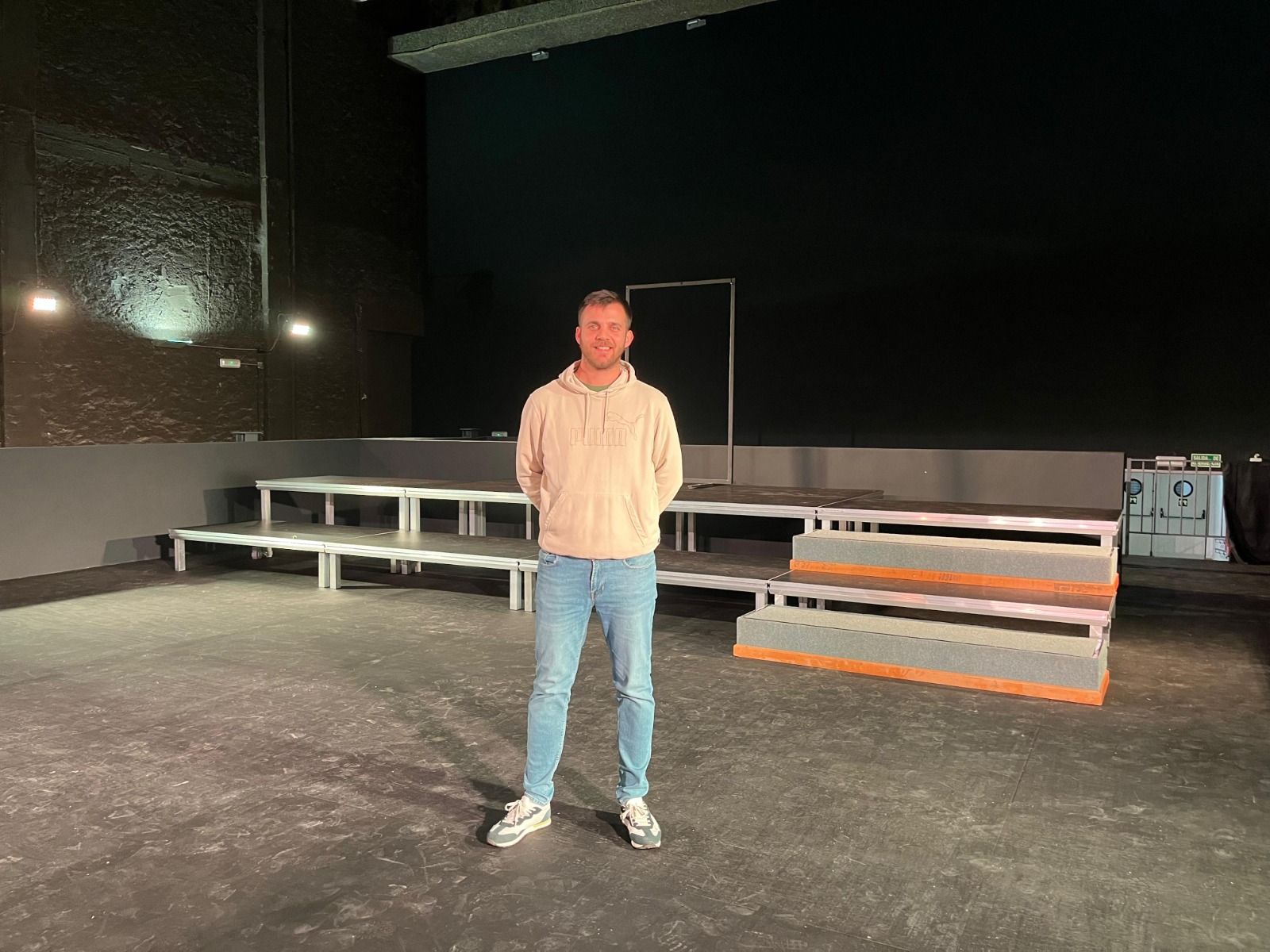 El regidor de Cultura de La Vall d'Uixó, Jorge Marqués, en el Teatre Municipal