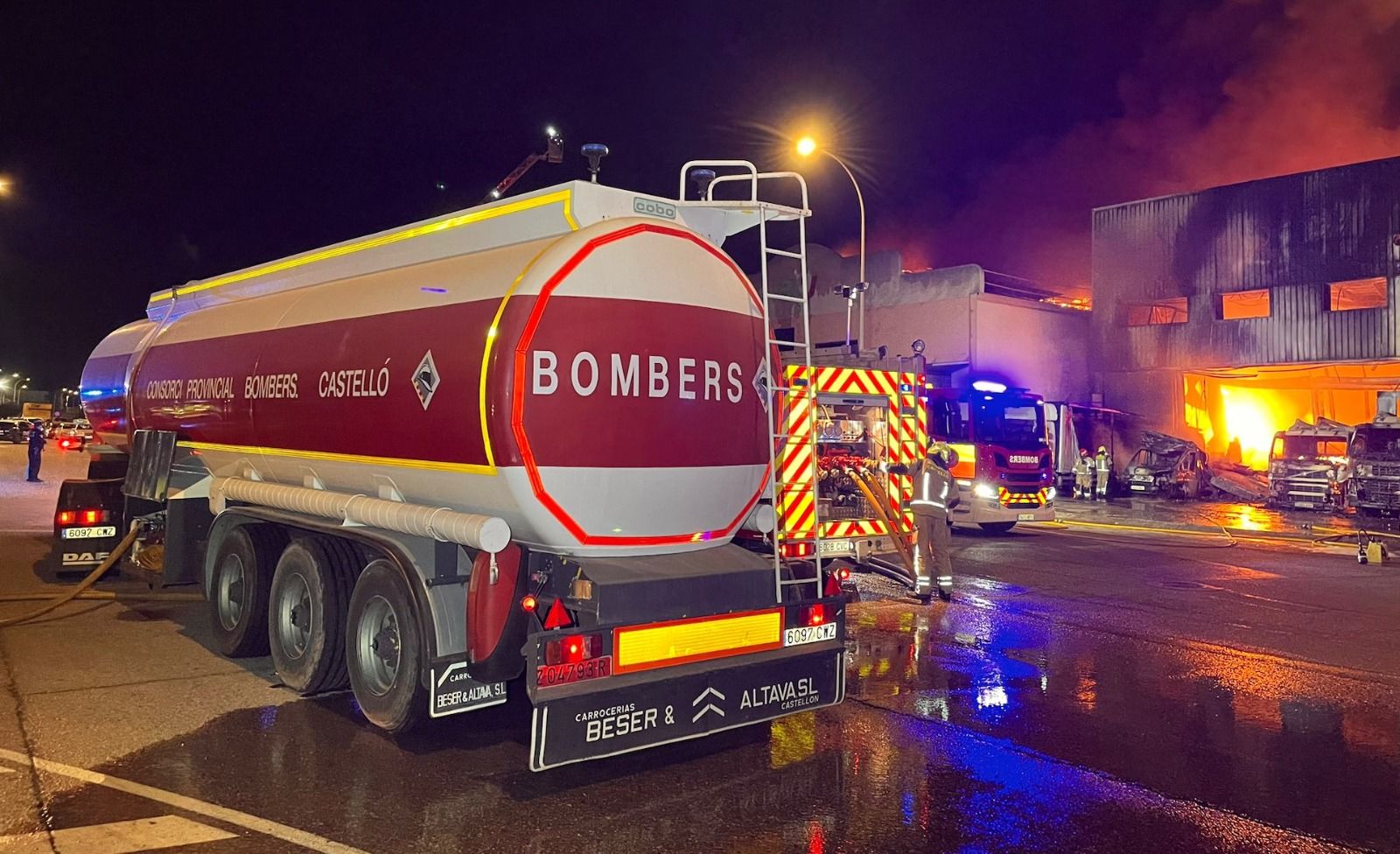 Bombers de la Diputació de Castellón en l'incendi d'una nau industrial