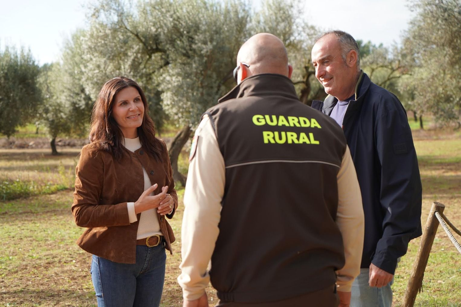 La vicepresidenta María Ángeles Pallarés al costat d'un guarda rural