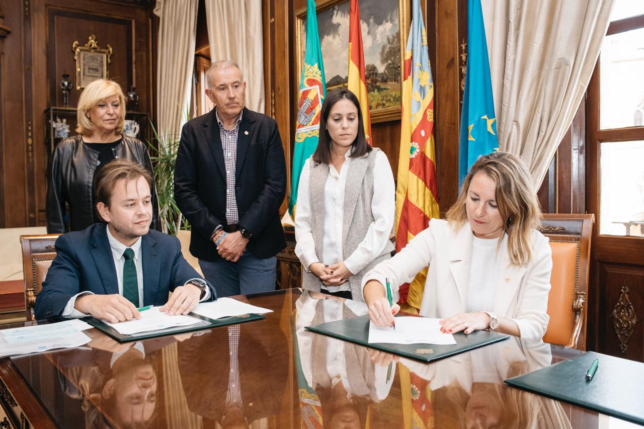 Carrasco firma davant notari l'adquisició de la vivenda social