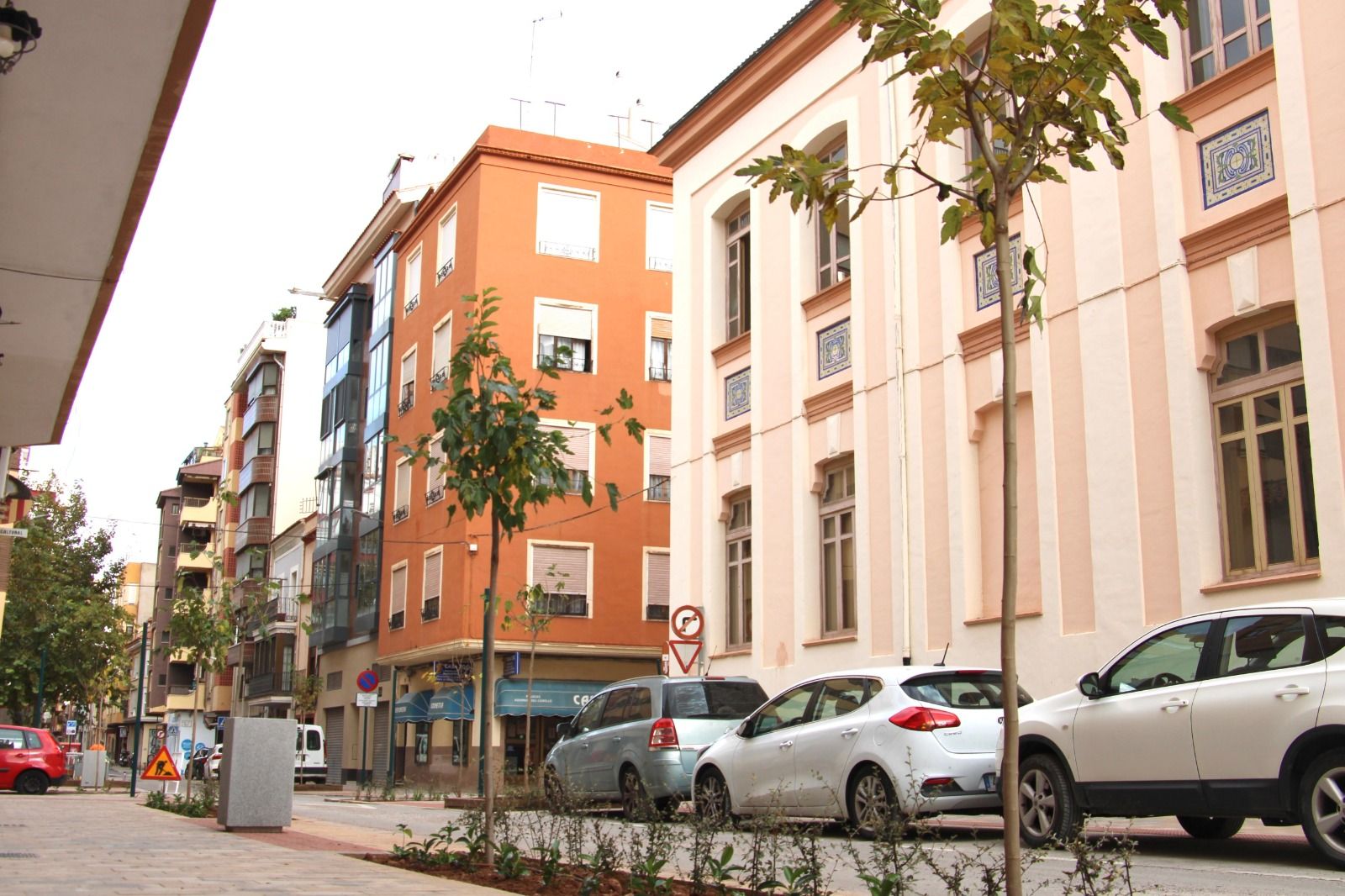 Carrer empedrat de la zona de baixes emissions de Castelló