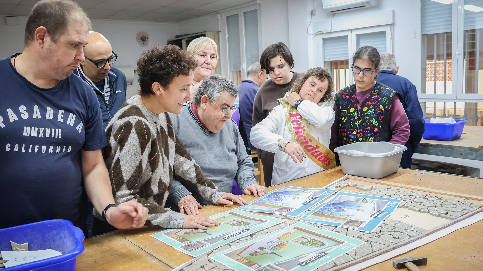 Usuaris del Centre Ocupacional El Vaig moldre d'Onda participen en un taller de ceràmica 