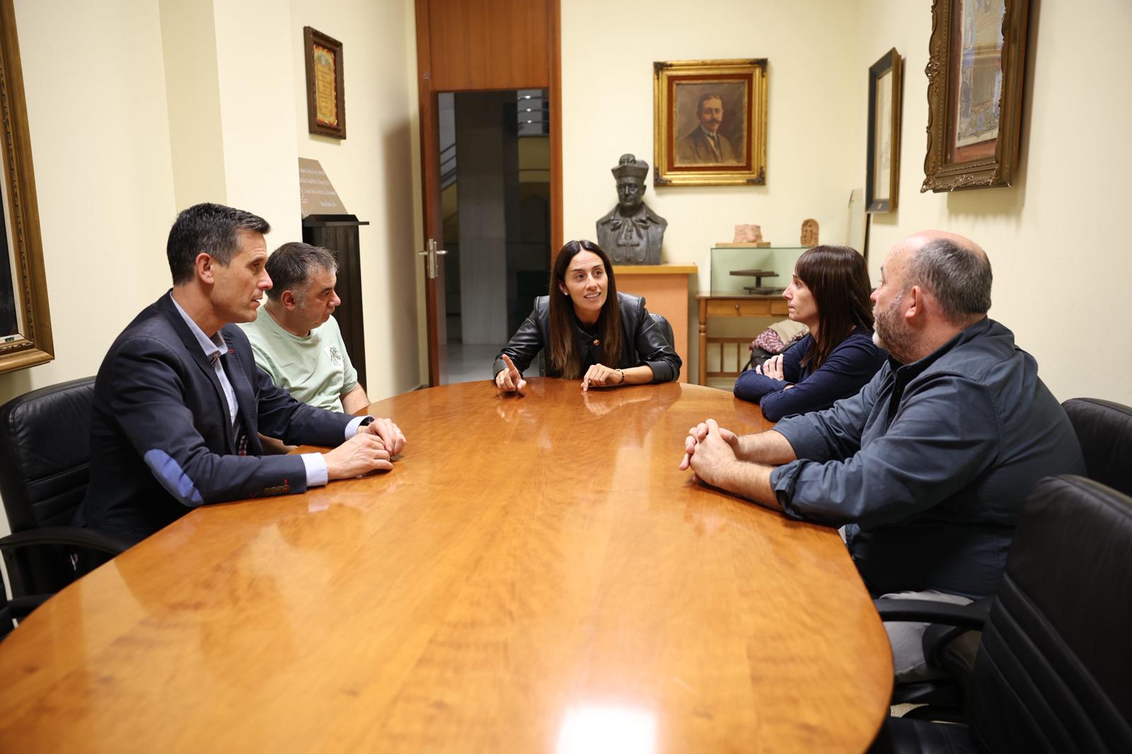 Trobada entre els regidors de Cultura, Alejandro *Clausell, i de Programació Cultural i Festiva, Paloma Boix, amb la directiva de la Colla de Gegants i Cabuts de Borriana