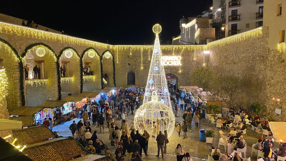 Iluminació de Ferrero Rocher en la Plaça Santa Maria de Peníscola