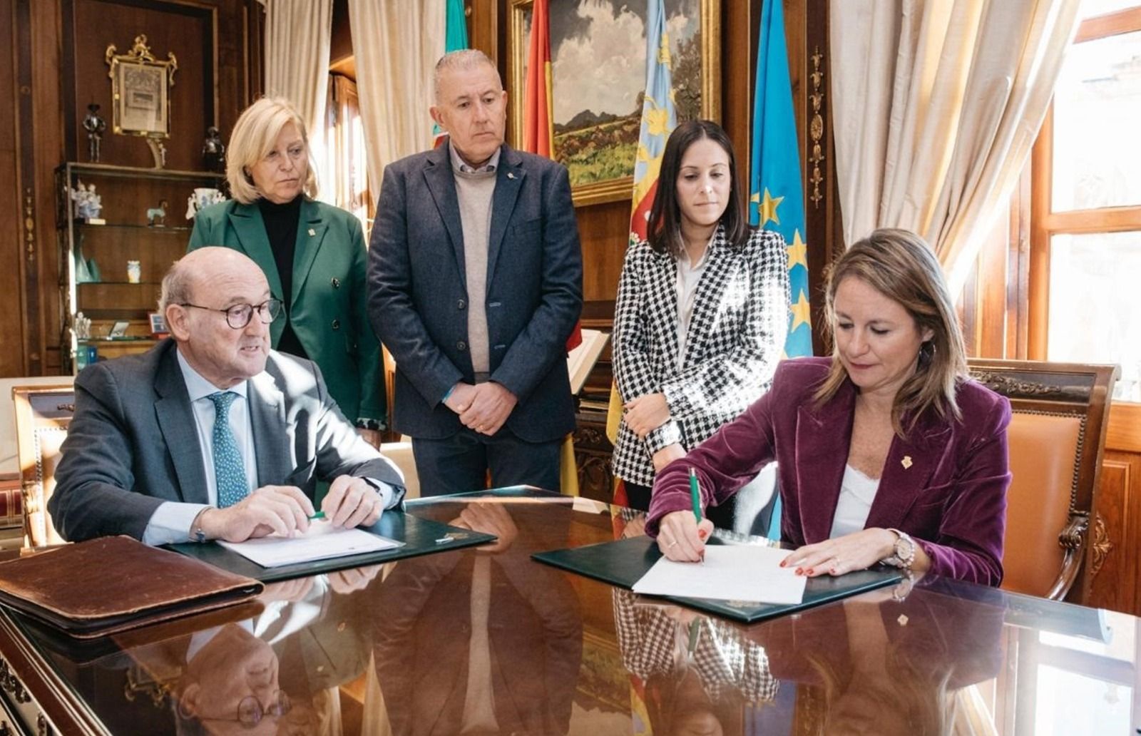 L'alcaldessa de Castelló de la Plana, Begoña Carrasco, firma l'adquisició de dos noves vivendes socials