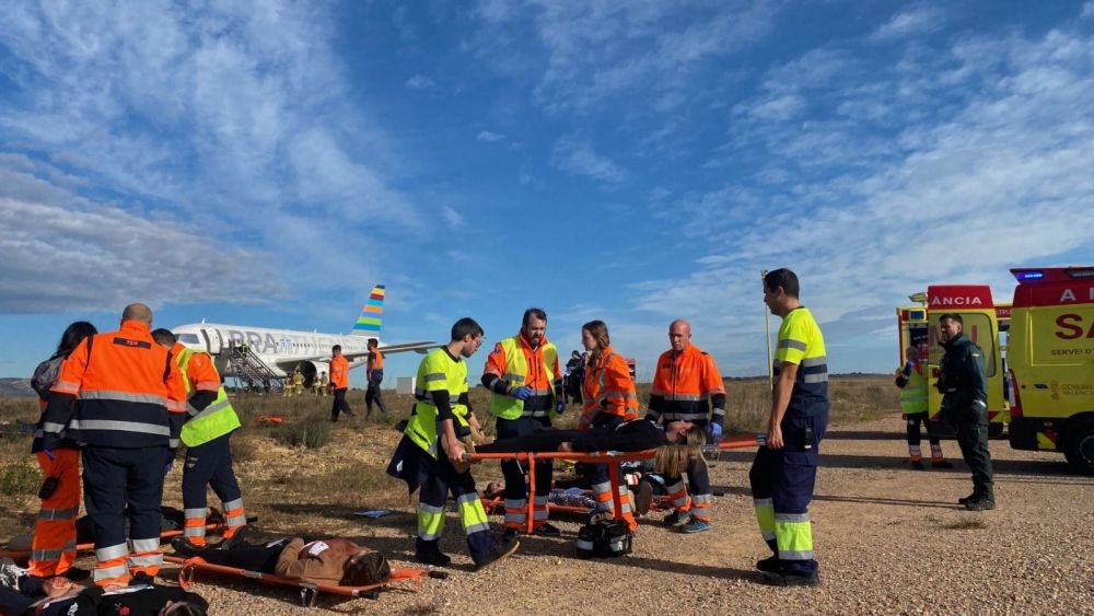 Desplegament dels servicis d'emergència en el simulacre de l'aeroport de Castelló
