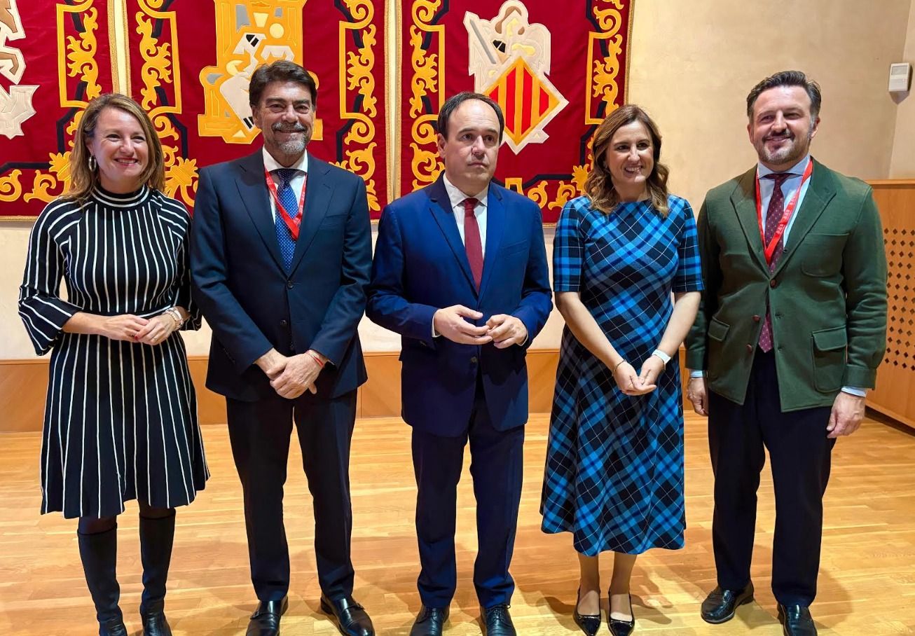 Pérez Llorca al costat dels alcaldes i alcaldesses de València, Alacant, Elx i Castelló