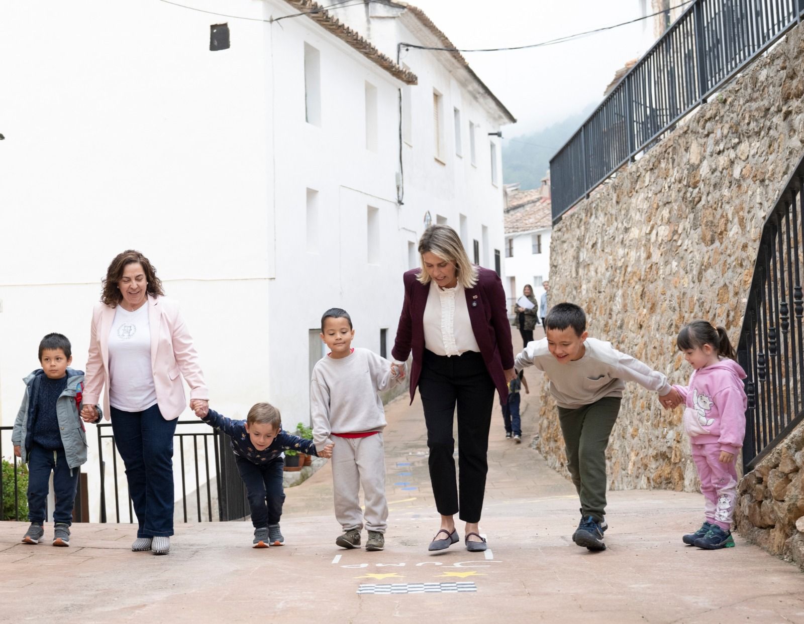 La presidenta Marta Barrachina al costat de xiquets i xiquetes en un municipi de Castelló