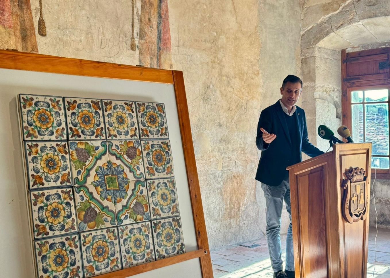 Restauració del panell ceràmic del Palau dels Vallterra